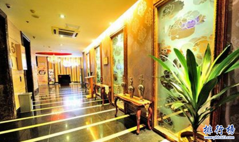 　　导语：现在的女孩子大部分都是喜欢浪漫的惊喜的，所以为了给心爱的她一个浪漫的约会和意外的惊喜需要找到一个比较合适的地方给两个人一个空间，那么你知道武汉有哪些浪漫的餐厅吗?今天排行榜123网小编大家盘点了武汉最浪漫的十大二人餐厅，希望可以帮助到大家。  　　武汉最武汉最浪漫的十大二人餐厅  　　1.禅石咖啡酒吧餐厅  　　2.STA FOOD武汉吃面公司  　　3.安薇塔茶屋  　　4.戈雅牛排法餐厅  　　5.武广哈根达斯店  　　6.Teddy's Kitchen  　　7.La chanson香颂餐厅  　　8.厨娘手艺  　　9.莉莉周花园餐厅  　　10.HELLO KITTY主题餐厅  　　十、HELLO KITTY主题餐厅  　　地址：民生路205号长江饭店前一楼  　　这家餐厅是以及可爱的浪漫的餐厅，粉色的桌椅主要以凯蒂屋为主题打造浪漫梦幻的餐饮氛围，服务员很热情这里的小点心很有创意三明治上面还有凯蒂猫在冲你微笑，十分的可爱很多小女生会喜欢这种场合而且老板会赠送凯蒂猫的相关礼品给情侣。  　　九、莉莉周花园餐厅  　　地址：江岸区胜利街256号  　　这家餐厅的装修风格是复古风，这里有很多红色的小洋房和黄包车以及那种小庭院的感觉，有种以前旧上海的感觉，餐厅里面有电影海报给人一种怀旧的感觉，这里比较好吃的菜品有脆皮鲈鱼、茄子煲蛋、香辣虾等，适合情侣去的一家特色餐厅。  　　八、厨娘手艺  　　地址江汉区汉口解放大道解放大道868号天安假日酒店1楼  　　厨娘手艺是一家四星级酒店这里的环境很好而且很浪漫，装修风格有点梦幻唯美的感觉。这家菜品主打湖北菜比较好吃的菜品有木桶豆腐、牛蛙、雨花汤圆等价格不贵，这里经常有很多男生求婚场面十分浪漫感动。  　　七、La chanson香颂餐厅  　　地址：江汉区解放大道628号K11新食艺5楼  　　香颂是一个富有浪漫气息的名字这里的装修风格很奢华低调，用餐的时候会播放爵士乐曲来营造浪漫的情调，适合跟自己的女友一起来享受这浪漫的晚餐，这家餐厅比较好吃的菜品有凯撒色拉伴培根、芝士及银鱼柳汁等。  　　六、Teddy's Kitchen  　　地址：江汉区中山大道818号新佳丽购物广场6楼  　　很多小女生都喜欢娃娃因为可爱萌萌哒所以容易虏获女孩子的芳心，那么这家泰迪主题餐厅对女孩子是完全没有抵抗能力的，整面墙都是泰迪的玩具娃娃而且餐桌旁边都会放一个大的泰迪熊，感觉到了玩具的世界是男生撩妹圣地。  　　五、武广哈根达斯店  　　地址：江汉区解放大道688号武汉广场1楼  　　Häagen-Dazs是一个比较浪漫的冰淇淋品牌，广告语是爱她就带她去吃哈根达斯，这种广告语就是一种表白的方式是武汉最浪漫的十大二人餐厅之一特别适合情人节的时候过来非常有情调，而且这家店还推出了哈根达斯冰淇淋火锅非常有特色身处其中和心爱的她一起享受美味。  　　四、戈雅牛排法餐厅  　　地址：江汉区青年路153号  　　这是一家欧式风格的西餐厅，装修非常的特别精致富有很浓郁的宫廷艺术气息，这里法国料理大餐都是厨师精心制作的非常美味可口，特别推荐的特色菜品有蒜香面包和菲力牛排等据说香颂玫瑰露点燃可以营造浪漫的气氛，到时可以带着女友去感受一下。  　　三、安薇塔茶屋  　　地址：洪山区珞瑜路6号群光广场负一楼  　　安薇塔茶屋是一家浪漫的淡蓝英式情调餐厅，是武汉最浪漫的十大二人餐厅之一走进去桌椅和各种陈列蕴含着浓郁的英式调调感觉特别的梦幻让人心生平静，和女神在这里一起喝喝下午茶度过一个美好的下午时光。  　　二、STA FOOD武汉吃面公司  　　地址：胜利街车站路33号  　　这家店面的装修很浪漫墙上就是我爱你直白的表白方式，有种街头文艺范的感觉比较有个性老板卖完面就关门了想吃第二天再来，据说服务员都是特别定制的服装很有创意可以带着女友去感受一下。  　　一、禅石咖啡酒吧餐厅  　　地址：江岸区沿江大道163号  　　这家餐厅是最适合情侣约会的地方是武汉最浪漫的十大二人餐厅之一店内灯光很昏暗还有特别私密的座位显得那么的暧昧，看菜单必须是打开手电才能看到非常的特别有趣，来这里主要是图个氛围点上这里特色的菜品禅石豆腐、石锅牛蛙、外婆茄子煲点上一杯长岛冰茶享受浪漫的独处空间。  　　结语：以上就是排行榜123网小编为大家盘点的武汉最浪漫的十大二人餐厅，这些餐厅适合情侣过来约会或者浪漫求婚都合适，最主要是女孩子比较喜欢这样安静又浪漫的环境。