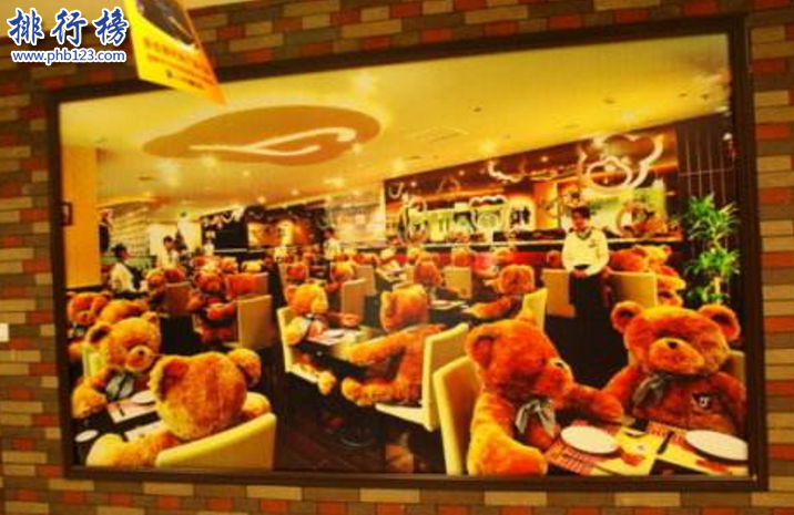 　　导语：现在的女孩子大部分都是喜欢浪漫的惊喜的，所以为了给心爱的她一个浪漫的约会和意外的惊喜需要找到一个比较合适的地方给两个人一个空间，那么你知道武汉有哪些浪漫的餐厅吗?今天排行榜123网小编大家盘点了武汉最浪漫的十大二人餐厅，希望可以帮助到大家。  　　武汉最武汉最浪漫的十大二人餐厅  　　1.禅石咖啡酒吧餐厅  　　2.STA FOOD武汉吃面公司  　　3.安薇塔茶屋  　　4.戈雅牛排法餐厅  　　5.武广哈根达斯店  　　6.Teddy's Kitchen  　　7.La chanson香颂餐厅  　　8.厨娘手艺  　　9.莉莉周花园餐厅  　　10.HELLO KITTY主题餐厅  　　十、HELLO KITTY主题餐厅  　　地址：民生路205号长江饭店前一楼  　　这家餐厅是以及可爱的浪漫的餐厅，粉色的桌椅主要以凯蒂屋为主题打造浪漫梦幻的餐饮氛围，服务员很热情这里的小点心很有创意三明治上面还有凯蒂猫在冲你微笑，十分的可爱很多小女生会喜欢这种场合而且老板会赠送凯蒂猫的相关礼品给情侣。  　　九、莉莉周花园餐厅  　　地址：江岸区胜利街256号  　　这家餐厅的装修风格是复古风，这里有很多红色的小洋房和黄包车以及那种小庭院的感觉，有种以前旧上海的感觉，餐厅里面有电影海报给人一种怀旧的感觉，这里比较好吃的菜品有脆皮鲈鱼、茄子煲蛋、香辣虾等，适合情侣去的一家特色餐厅。  　　八、厨娘手艺  　　地址江汉区汉口解放大道解放大道868号天安假日酒店1楼  　　厨娘手艺是一家四星级酒店这里的环境很好而且很浪漫，装修风格有点梦幻唯美的感觉。这家菜品主打湖北菜比较好吃的菜品有木桶豆腐、牛蛙、雨花汤圆等价格不贵，这里经常有很多男生求婚场面十分浪漫感动。  　　七、La chanson香颂餐厅  　　地址：江汉区解放大道628号K11新食艺5楼  　　香颂是一个富有浪漫气息的名字这里的装修风格很奢华低调，用餐的时候会播放爵士乐曲来营造浪漫的情调，适合跟自己的女友一起来享受这浪漫的晚餐，这家餐厅比较好吃的菜品有凯撒色拉伴培根、芝士及银鱼柳汁等。  　　六、Teddy's Kitchen  　　地址：江汉区中山大道818号新佳丽购物广场6楼  　　很多小女生都喜欢娃娃因为可爱萌萌哒所以容易虏获女孩子的芳心，那么这家泰迪主题餐厅对女孩子是完全没有抵抗能力的，整面墙都是泰迪的玩具娃娃而且餐桌旁边都会放一个大的泰迪熊，感觉到了玩具的世界是男生撩妹圣地。  　　五、武广哈根达斯店  　　地址：江汉区解放大道688号武汉广场1楼  　　Häagen-Dazs是一个比较浪漫的冰淇淋品牌，广告语是爱她就带她去吃哈根达斯，这种广告语就是一种表白的方式是武汉最浪漫的十大二人餐厅之一特别适合情人节的时候过来非常有情调，而且这家店还推出了哈根达斯冰淇淋火锅非常有特色身处其中和心爱的她一起享受美味。  　　四、戈雅牛排法餐厅  　　地址：江汉区青年路153号  　　这是一家欧式风格的西餐厅，装修非常的特别精致富有很浓郁的宫廷艺术气息，这里法国料理大餐都是厨师精心制作的非常美味可口，特别推荐的特色菜品有蒜香面包和菲力牛排等据说香颂玫瑰露点燃可以营造浪漫的气氛，到时可以带着女友去感受一下。  　　三、安薇塔茶屋  　　地址：洪山区珞瑜路6号群光广场负一楼  　　安薇塔茶屋是一家浪漫的淡蓝英式情调餐厅，是武汉最浪漫的十大二人餐厅之一走进去桌椅和各种陈列蕴含着浓郁的英式调调感觉特别的梦幻让人心生平静，和女神在这里一起喝喝下午茶度过一个美好的下午时光。  　　二、STA FOOD武汉吃面公司  　　地址：胜利街车站路33号  　　这家店面的装修很浪漫墙上就是我爱你直白的表白方式，有种街头文艺范的感觉比较有个性老板卖完面就关门了想吃第二天再来，据说服务员都是特别定制的服装很有创意可以带着女友去感受一下。  　　一、禅石咖啡酒吧餐厅  　　地址：江岸区沿江大道163号  　　这家餐厅是最适合情侣约会的地方是武汉最浪漫的十大二人餐厅之一店内灯光很昏暗还有特别私密的座位显得那么的暧昧，看菜单必须是打开手电才能看到非常的特别有趣，来这里主要是图个氛围点上这里特色的菜品禅石豆腐、石锅牛蛙、外婆茄子煲点上一杯长岛冰茶享受浪漫的独处空间。  　　结语：以上就是排行榜123网小编为大家盘点的武汉最浪漫的十大二人餐厅，这些餐厅适合情侣过来约会或者浪漫求婚都合适，最主要是女孩子比较喜欢这样安静又浪漫的环境。