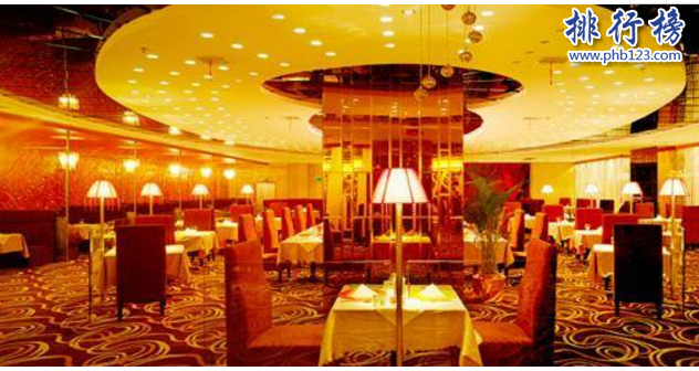 　　导语：现在的女孩子大部分都是喜欢浪漫的惊喜的，所以为了给心爱的她一个浪漫的约会和意外的惊喜需要找到一个比较合适的地方给两个人一个空间，那么你知道武汉有哪些浪漫的餐厅吗?今天排行榜123网小编大家盘点了武汉最浪漫的十大二人餐厅，希望可以帮助到大家。  　　武汉最武汉最浪漫的十大二人餐厅  　　1.禅石咖啡酒吧餐厅  　　2.STA FOOD武汉吃面公司  　　3.安薇塔茶屋  　　4.戈雅牛排法餐厅  　　5.武广哈根达斯店  　　6.Teddy's Kitchen  　　7.La chanson香颂餐厅  　　8.厨娘手艺  　　9.莉莉周花园餐厅  　　10.HELLO KITTY主题餐厅  　　十、HELLO KITTY主题餐厅  　　地址：民生路205号长江饭店前一楼  　　这家餐厅是以及可爱的浪漫的餐厅，粉色的桌椅主要以凯蒂屋为主题打造浪漫梦幻的餐饮氛围，服务员很热情这里的小点心很有创意三明治上面还有凯蒂猫在冲你微笑，十分的可爱很多小女生会喜欢这种场合而且老板会赠送凯蒂猫的相关礼品给情侣。  　　九、莉莉周花园餐厅  　　地址：江岸区胜利街256号  　　这家餐厅的装修风格是复古风，这里有很多红色的小洋房和黄包车以及那种小庭院的感觉，有种以前旧上海的感觉，餐厅里面有电影海报给人一种怀旧的感觉，这里比较好吃的菜品有脆皮鲈鱼、茄子煲蛋、香辣虾等，适合情侣去的一家特色餐厅。  　　八、厨娘手艺  　　地址江汉区汉口解放大道解放大道868号天安假日酒店1楼  　　厨娘手艺是一家四星级酒店这里的环境很好而且很浪漫，装修风格有点梦幻唯美的感觉。这家菜品主打湖北菜比较好吃的菜品有木桶豆腐、牛蛙、雨花汤圆等价格不贵，这里经常有很多男生求婚场面十分浪漫感动。  　　七、La chanson香颂餐厅  　　地址：江汉区解放大道628号K11新食艺5楼  　　香颂是一个富有浪漫气息的名字这里的装修风格很奢华低调，用餐的时候会播放爵士乐曲来营造浪漫的情调，适合跟自己的女友一起来享受这浪漫的晚餐，这家餐厅比较好吃的菜品有凯撒色拉伴培根、芝士及银鱼柳汁等。  　　六、Teddy's Kitchen  　　地址：江汉区中山大道818号新佳丽购物广场6楼  　　很多小女生都喜欢娃娃因为可爱萌萌哒所以容易虏获女孩子的芳心，那么这家泰迪主题餐厅对女孩子是完全没有抵抗能力的，整面墙都是泰迪的玩具娃娃而且餐桌旁边都会放一个大的泰迪熊，感觉到了玩具的世界是男生撩妹圣地。  　　五、武广哈根达斯店  　　地址：江汉区解放大道688号武汉广场1楼  　　Häagen-Dazs是一个比较浪漫的冰淇淋品牌，广告语是爱她就带她去吃哈根达斯，这种广告语就是一种表白的方式是武汉最浪漫的十大二人餐厅之一特别适合情人节的时候过来非常有情调，而且这家店还推出了哈根达斯冰淇淋火锅非常有特色身处其中和心爱的她一起享受美味。  　　四、戈雅牛排法餐厅  　　地址：江汉区青年路153号  　　这是一家欧式风格的西餐厅，装修非常的特别精致富有很浓郁的宫廷艺术气息，这里法国料理大餐都是厨师精心制作的非常美味可口，特别推荐的特色菜品有蒜香面包和菲力牛排等据说香颂玫瑰露点燃可以营造浪漫的气氛，到时可以带着女友去感受一下。  　　三、安薇塔茶屋  　　地址：洪山区珞瑜路6号群光广场负一楼  　　安薇塔茶屋是一家浪漫的淡蓝英式情调餐厅，是武汉最浪漫的十大二人餐厅之一走进去桌椅和各种陈列蕴含着浓郁的英式调调感觉特别的梦幻让人心生平静，和女神在这里一起喝喝下午茶度过一个美好的下午时光。  　　二、STA FOOD武汉吃面公司  　　地址：胜利街车站路33号  　　这家店面的装修很浪漫墙上就是我爱你直白的表白方式，有种街头文艺范的感觉比较有个性老板卖完面就关门了想吃第二天再来，据说服务员都是特别定制的服装很有创意可以带着女友去感受一下。  　　一、禅石咖啡酒吧餐厅  　　地址：江岸区沿江大道163号  　　这家餐厅是最适合情侣约会的地方是武汉最浪漫的十大二人餐厅之一店内灯光很昏暗还有特别私密的座位显得那么的暧昧，看菜单必须是打开手电才能看到非常的特别有趣，来这里主要是图个氛围点上这里特色的菜品禅石豆腐、石锅牛蛙、外婆茄子煲点上一杯长岛冰茶享受浪漫的独处空间。  　　结语：以上就是排行榜123网小编为大家盘点的武汉最浪漫的十大二人餐厅，这些餐厅适合情侣过来约会或者浪漫求婚都合适，最主要是女孩子比较喜欢这样安静又浪漫的环境。