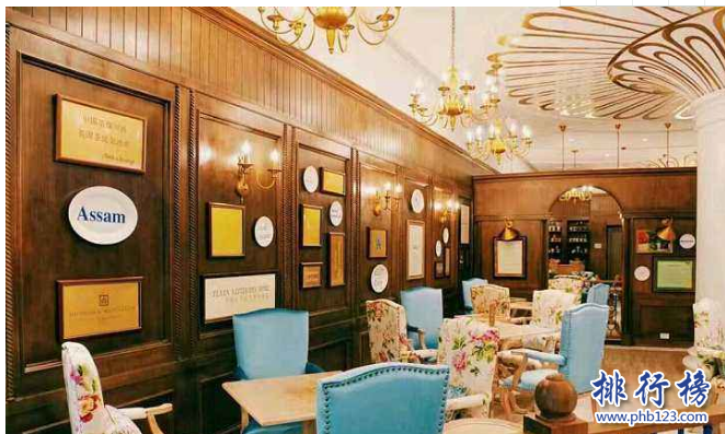 　　导语：现在的女孩子大部分都是喜欢浪漫的惊喜的，所以为了给心爱的她一个浪漫的约会和意外的惊喜需要找到一个比较合适的地方给两个人一个空间，那么你知道武汉有哪些浪漫的餐厅吗?今天排行榜123网小编大家盘点了武汉最浪漫的十大二人餐厅，希望可以帮助到大家。  　　武汉最武汉最浪漫的十大二人餐厅  　　1.禅石咖啡酒吧餐厅  　　2.STA FOOD武汉吃面公司  　　3.安薇塔茶屋  　　4.戈雅牛排法餐厅  　　5.武广哈根达斯店  　　6.Teddy's Kitchen  　　7.La chanson香颂餐厅  　　8.厨娘手艺  　　9.莉莉周花园餐厅  　　10.HELLO KITTY主题餐厅  　　十、HELLO KITTY主题餐厅  　　地址：民生路205号长江饭店前一楼  　　这家餐厅是以及可爱的浪漫的餐厅，粉色的桌椅主要以凯蒂屋为主题打造浪漫梦幻的餐饮氛围，服务员很热情这里的小点心很有创意三明治上面还有凯蒂猫在冲你微笑，十分的可爱很多小女生会喜欢这种场合而且老板会赠送凯蒂猫的相关礼品给情侣。  　　九、莉莉周花园餐厅  　　地址：江岸区胜利街256号  　　这家餐厅的装修风格是复古风，这里有很多红色的小洋房和黄包车以及那种小庭院的感觉，有种以前旧上海的感觉，餐厅里面有电影海报给人一种怀旧的感觉，这里比较好吃的菜品有脆皮鲈鱼、茄子煲蛋、香辣虾等，适合情侣去的一家特色餐厅。  　　八、厨娘手艺  　　地址江汉区汉口解放大道解放大道868号天安假日酒店1楼  　　厨娘手艺是一家四星级酒店这里的环境很好而且很浪漫，装修风格有点梦幻唯美的感觉。这家菜品主打湖北菜比较好吃的菜品有木桶豆腐、牛蛙、雨花汤圆等价格不贵，这里经常有很多男生求婚场面十分浪漫感动。  　　七、La chanson香颂餐厅  　　地址：江汉区解放大道628号K11新食艺5楼  　　香颂是一个富有浪漫气息的名字这里的装修风格很奢华低调，用餐的时候会播放爵士乐曲来营造浪漫的情调，适合跟自己的女友一起来享受这浪漫的晚餐，这家餐厅比较好吃的菜品有凯撒色拉伴培根、芝士及银鱼柳汁等。  　　六、Teddy's Kitchen  　　地址：江汉区中山大道818号新佳丽购物广场6楼  　　很多小女生都喜欢娃娃因为可爱萌萌哒所以容易虏获女孩子的芳心，那么这家泰迪主题餐厅对女孩子是完全没有抵抗能力的，整面墙都是泰迪的玩具娃娃而且餐桌旁边都会放一个大的泰迪熊，感觉到了玩具的世界是男生撩妹圣地。  　　五、武广哈根达斯店  　　地址：江汉区解放大道688号武汉广场1楼  　　Häagen-Dazs是一个比较浪漫的冰淇淋品牌，广告语是爱她就带她去吃哈根达斯，这种广告语就是一种表白的方式是武汉最浪漫的十大二人餐厅之一特别适合情人节的时候过来非常有情调，而且这家店还推出了哈根达斯冰淇淋火锅非常有特色身处其中和心爱的她一起享受美味。  　　四、戈雅牛排法餐厅  　　地址：江汉区青年路153号  　　这是一家欧式风格的西餐厅，装修非常的特别精致富有很浓郁的宫廷艺术气息，这里法国料理大餐都是厨师精心制作的非常美味可口，特别推荐的特色菜品有蒜香面包和菲力牛排等据说香颂玫瑰露点燃可以营造浪漫的气氛，到时可以带着女友去感受一下。  　　三、安薇塔茶屋  　　地址：洪山区珞瑜路6号群光广场负一楼  　　安薇塔茶屋是一家浪漫的淡蓝英式情调餐厅，是武汉最浪漫的十大二人餐厅之一走进去桌椅和各种陈列蕴含着浓郁的英式调调感觉特别的梦幻让人心生平静，和女神在这里一起喝喝下午茶度过一个美好的下午时光。  　　二、STA FOOD武汉吃面公司  　　地址：胜利街车站路33号  　　这家店面的装修很浪漫墙上就是我爱你直白的表白方式，有种街头文艺范的感觉比较有个性老板卖完面就关门了想吃第二天再来，据说服务员都是特别定制的服装很有创意可以带着女友去感受一下。  　　一、禅石咖啡酒吧餐厅  　　地址：江岸区沿江大道163号  　　这家餐厅是最适合情侣约会的地方是武汉最浪漫的十大二人餐厅之一店内灯光很昏暗还有特别私密的座位显得那么的暧昧，看菜单必须是打开手电才能看到非常的特别有趣，来这里主要是图个氛围点上这里特色的菜品禅石豆腐、石锅牛蛙、外婆茄子煲点上一杯长岛冰茶享受浪漫的独处空间。  　　结语：以上就是排行榜123网小编为大家盘点的武汉最浪漫的十大二人餐厅，这些餐厅适合情侣过来约会或者浪漫求婚都合适，最主要是女孩子比较喜欢这样安静又浪漫的环境。