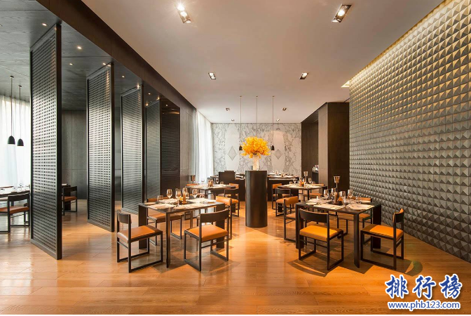 　　导语：武汉是一个美食众多的城市，但是消费也不低有很多装修豪华的特色餐厅但是真的好贵，吃一次上千块只适合土豪!今天排行榜123网小编为大家盘点了武汉十大豪华餐厅，土豪们约起!  　　武汉十大豪华餐厅  　　1.佳宁娜贵宾楼  　　2.Grange扒房西餐厅  　　3.武汉光谷凯悦酒店Damiano  　　4.水墨江南  　　5.王品台塑牛排  　　6.四合园  　　7.GreyWhale 灰鲸餐厅  　　8.YUE·食客定制  　　9.万达瑞华酒店·和餐厅  　　10.法式铁板烧  　　十、法式铁板烧  　　地址：解放公园路83号10-2号  　　法式铁板烧餐厅是一家高端的法式餐厅，壕专属人均消费在600以上这里最有特色的菜品是鲟鱼子蒸蛋蒸吃起来嫩滑鲜美，另外还有牛肉炒饭以及法国鹅肝等都是不错的菜品，喜欢的朋友可以去尝试一下。  　　九、万达瑞华酒店·和餐厅  　　地址： 东湖路138号万达瑞华酒店一楼  　　万达瑞华酒店·和餐厅是一家高端的酒店装修十分奢华人均消费在750左右没有一点经济实力完全不敢去啊。这里做的比较好的菜品有刺身拼盘三文鱼很好吃，海胆很新鲜而且味道鲜美一点都没有腥味。  　　八、YUE·食客定制  　　地址：新华西路与马场路交汇处三金华都6栋1单元1301室  　　食客定制是一家顶级的豪华餐厅这里的刺身都是新鲜的空运过来的，如果想吃海胆需要提前预定所有菜品都是厨师精心打造的保证美味，特色菜品有芝士焗虾看起来比较精致肉质鲜嫩搭配奶油十分好吃。  　　七、GreyWhale 灰鲸餐厅  　　地址：武汉国际广场7楼  　　灰鲸餐厅餐厅是一家奢华有情调的高端餐厅是武汉十大豪华餐厅之一这家餐厅的人气很高被称为网红餐厅，特色招牌菜有灵顿牛排、冰镇吉拉多生蚝、慕斯蛋糕等都是比较好吃的。  　　六、四合园  　　地址：江岸区汉口解放公园路81号  　　四合园看上去高端大气上档次给人一种洋气的感觉，菜品做得非常精致适合宴请贵宾人均消费在500以上，有点小贵但是食材很新鲜菜品很美味主要是环境好。  　　五、王品台塑牛排  　　地址：江汉区 解放大道690号武汉国际广场5楼  　　这是一家奢华的西餐厅装修风格是那种欧式宫廷的感觉，在这里吃饭的都是很有钱的人他们的菜品做得非常精致服务很周到整个就餐环境很优雅适合情侣浪漫晚餐是武汉十大豪华餐厅之一，人均消费在400左右偶尔奢侈一次也是可以的。  　　四、水墨江南  　　地址：武昌区八一路60号  　　水墨江南是一家高端的豪华餐厅在国内已经有很高的知名度，装修非常的奢华有情调环境清幽私密适合情侣约会，菜品做得比较好看又食欲，人均消费在450以上屌丝请绕道!  　　三、武汉光谷凯悦酒店Damiano  　　地址：洪山区珞喻路1077号光谷凯悦酒店2楼  　　武汉光谷凯悦酒店是一家豪华的酒店2楼的餐厅环境非常的好，做得是意大利菜品其中包括鳕鱼、牛排等食材新鲜美味，吃的比较贵的人均消费在600左右没点经济实力不敢进去呀!  　　二、Grange扒房西餐厅  　　地址：武昌区临江大道96号万达威斯汀酒店5楼  　　Grange扒房西餐厅是十大豪华餐厅之一这里的环境非常好，做得西餐简直就是美味特别是鹅肝超级好吃还有牛排肉质鲜嫩非常美味，有点贵人均消费在580左右如果实在忍不住可以忍痛去奢侈一次。  　　一、佳宁娜贵宾楼  　　地址：江岸区沿江大道182号江城明珠豪生大酒店3楼  　　佳宁娜贵宾楼是一家高端中餐厅主要以潮州菜为主比较好吃的特色菜品有煎鳕鱼、沙嗲牛肉、冬虫夏草炖牛斩等比较好吃的菜肴，但是真的是好贵人均消费在700以上一般人很难接受的。  　　结语：以上就是排行榜123网小编为大家盘点的武汉十大豪华餐厅，这些餐厅的档次很高一般没有经济实力的人不敢进去吃过一家就是土豪了!