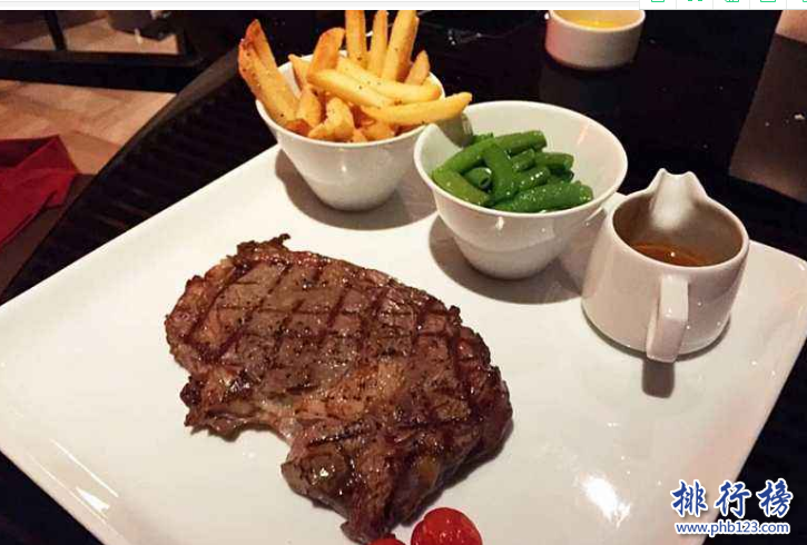 　　导语：武汉是一个美食众多的城市，但是消费也不低有很多装修豪华的特色餐厅但是真的好贵，吃一次上千块只适合土豪!今天排行榜123网小编为大家盘点了武汉十大豪华餐厅，土豪们约起!  　　武汉十大豪华餐厅  　　1.佳宁娜贵宾楼  　　2.Grange扒房西餐厅  　　3.武汉光谷凯悦酒店Damiano  　　4.水墨江南  　　5.王品台塑牛排  　　6.四合园  　　7.GreyWhale 灰鲸餐厅  　　8.YUE·食客定制  　　9.万达瑞华酒店·和餐厅  　　10.法式铁板烧  　　十、法式铁板烧  　　地址：解放公园路83号10-2号  　　法式铁板烧餐厅是一家高端的法式餐厅，壕专属人均消费在600以上这里最有特色的菜品是鲟鱼子蒸蛋蒸吃起来嫩滑鲜美，另外还有牛肉炒饭以及法国鹅肝等都是不错的菜品，喜欢的朋友可以去尝试一下。  　　九、万达瑞华酒店·和餐厅  　　地址： 东湖路138号万达瑞华酒店一楼  　　万达瑞华酒店·和餐厅是一家高端的酒店装修十分奢华人均消费在750左右没有一点经济实力完全不敢去啊。这里做的比较好的菜品有刺身拼盘三文鱼很好吃，海胆很新鲜而且味道鲜美一点都没有腥味。  　　八、YUE·食客定制  　　地址：新华西路与马场路交汇处三金华都6栋1单元1301室  　　食客定制是一家顶级的豪华餐厅这里的刺身都是新鲜的空运过来的，如果想吃海胆需要提前预定所有菜品都是厨师精心打造的保证美味，特色菜品有芝士焗虾看起来比较精致肉质鲜嫩搭配奶油十分好吃。  　　七、GreyWhale 灰鲸餐厅  　　地址：武汉国际广场7楼  　　灰鲸餐厅餐厅是一家奢华有情调的高端餐厅是武汉十大豪华餐厅之一这家餐厅的人气很高被称为网红餐厅，特色招牌菜有灵顿牛排、冰镇吉拉多生蚝、慕斯蛋糕等都是比较好吃的。  　　六、四合园  　　地址：江岸区汉口解放公园路81号  　　四合园看上去高端大气上档次给人一种洋气的感觉，菜品做得非常精致适合宴请贵宾人均消费在500以上，有点小贵但是食材很新鲜菜品很美味主要是环境好。  　　五、王品台塑牛排  　　地址：江汉区 解放大道690号武汉国际广场5楼  　　这是一家奢华的西餐厅装修风格是那种欧式宫廷的感觉，在这里吃饭的都是很有钱的人他们的菜品做得非常精致服务很周到整个就餐环境很优雅适合情侣浪漫晚餐是武汉十大豪华餐厅之一，人均消费在400左右偶尔奢侈一次也是可以的。  　　四、水墨江南  　　地址：武昌区八一路60号  　　水墨江南是一家高端的豪华餐厅在国内已经有很高的知名度，装修非常的奢华有情调环境清幽私密适合情侣约会，菜品做得比较好看又食欲，人均消费在450以上屌丝请绕道!  　　三、武汉光谷凯悦酒店Damiano  　　地址：洪山区珞喻路1077号光谷凯悦酒店2楼  　　武汉光谷凯悦酒店是一家豪华的酒店2楼的餐厅环境非常的好，做得是意大利菜品其中包括鳕鱼、牛排等食材新鲜美味，吃的比较贵的人均消费在600左右没点经济实力不敢进去呀!  　　二、Grange扒房西餐厅  　　地址：武昌区临江大道96号万达威斯汀酒店5楼  　　Grange扒房西餐厅是十大豪华餐厅之一这里的环境非常好，做得西餐简直就是美味特别是鹅肝超级好吃还有牛排肉质鲜嫩非常美味，有点贵人均消费在580左右如果实在忍不住可以忍痛去奢侈一次。  　　一、佳宁娜贵宾楼  　　地址：江岸区沿江大道182号江城明珠豪生大酒店3楼  　　佳宁娜贵宾楼是一家高端中餐厅主要以潮州菜为主比较好吃的特色菜品有煎鳕鱼、沙嗲牛肉、冬虫夏草炖牛斩等比较好吃的菜肴，但是真的是好贵人均消费在700以上一般人很难接受的。  　　结语：以上就是排行榜123网小编为大家盘点的武汉十大豪华餐厅，这些餐厅的档次很高一般没有经济实力的人不敢进去吃过一家就是土豪了!