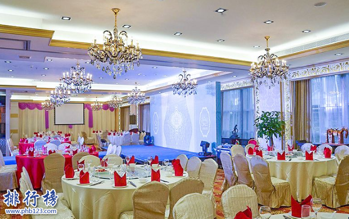 　　导语：武汉是一个美食众多的城市，但是消费也不低有很多装修豪华的特色餐厅但是真的好贵，吃一次上千块只适合土豪!今天排行榜123网小编为大家盘点了武汉十大豪华餐厅，土豪们约起!  　　武汉十大豪华餐厅  　　1.佳宁娜贵宾楼  　　2.Grange扒房西餐厅  　　3.武汉光谷凯悦酒店Damiano  　　4.水墨江南  　　5.王品台塑牛排  　　6.四合园  　　7.GreyWhale 灰鲸餐厅  　　8.YUE·食客定制  　　9.万达瑞华酒店·和餐厅  　　10.法式铁板烧  　　十、法式铁板烧  　　地址：解放公园路83号10-2号  　　法式铁板烧餐厅是一家高端的法式餐厅，壕专属人均消费在600以上这里最有特色的菜品是鲟鱼子蒸蛋蒸吃起来嫩滑鲜美，另外还有牛肉炒饭以及法国鹅肝等都是不错的菜品，喜欢的朋友可以去尝试一下。  　　九、万达瑞华酒店·和餐厅  　　地址： 东湖路138号万达瑞华酒店一楼  　　万达瑞华酒店·和餐厅是一家高端的酒店装修十分奢华人均消费在750左右没有一点经济实力完全不敢去啊。这里做的比较好的菜品有刺身拼盘三文鱼很好吃，海胆很新鲜而且味道鲜美一点都没有腥味。  　　八、YUE·食客定制  　　地址：新华西路与马场路交汇处三金华都6栋1单元1301室  　　食客定制是一家顶级的豪华餐厅这里的刺身都是新鲜的空运过来的，如果想吃海胆需要提前预定所有菜品都是厨师精心打造的保证美味，特色菜品有芝士焗虾看起来比较精致肉质鲜嫩搭配奶油十分好吃。  　　七、GreyWhale 灰鲸餐厅  　　地址：武汉国际广场7楼  　　灰鲸餐厅餐厅是一家奢华有情调的高端餐厅是武汉十大豪华餐厅之一这家餐厅的人气很高被称为网红餐厅，特色招牌菜有灵顿牛排、冰镇吉拉多生蚝、慕斯蛋糕等都是比较好吃的。  　　六、四合园  　　地址：江岸区汉口解放公园路81号  　　四合园看上去高端大气上档次给人一种洋气的感觉，菜品做得非常精致适合宴请贵宾人均消费在500以上，有点小贵但是食材很新鲜菜品很美味主要是环境好。  　　五、王品台塑牛排  　　地址：江汉区 解放大道690号武汉国际广场5楼  　　这是一家奢华的西餐厅装修风格是那种欧式宫廷的感觉，在这里吃饭的都是很有钱的人他们的菜品做得非常精致服务很周到整个就餐环境很优雅适合情侣浪漫晚餐是武汉十大豪华餐厅之一，人均消费在400左右偶尔奢侈一次也是可以的。  　　四、水墨江南  　　地址：武昌区八一路60号  　　水墨江南是一家高端的豪华餐厅在国内已经有很高的知名度，装修非常的奢华有情调环境清幽私密适合情侣约会，菜品做得比较好看又食欲，人均消费在450以上屌丝请绕道!  　　三、武汉光谷凯悦酒店Damiano  　　地址：洪山区珞喻路1077号光谷凯悦酒店2楼  　　武汉光谷凯悦酒店是一家豪华的酒店2楼的餐厅环境非常的好，做得是意大利菜品其中包括鳕鱼、牛排等食材新鲜美味，吃的比较贵的人均消费在600左右没点经济实力不敢进去呀!  　　二、Grange扒房西餐厅  　　地址：武昌区临江大道96号万达威斯汀酒店5楼  　　Grange扒房西餐厅是十大豪华餐厅之一这里的环境非常好，做得西餐简直就是美味特别是鹅肝超级好吃还有牛排肉质鲜嫩非常美味，有点贵人均消费在580左右如果实在忍不住可以忍痛去奢侈一次。  　　一、佳宁娜贵宾楼  　　地址：江岸区沿江大道182号江城明珠豪生大酒店3楼  　　佳宁娜贵宾楼是一家高端中餐厅主要以潮州菜为主比较好吃的特色菜品有煎鳕鱼、沙嗲牛肉、冬虫夏草炖牛斩等比较好吃的菜肴，但是真的是好贵人均消费在700以上一般人很难接受的。  　　结语：以上就是排行榜123网小编为大家盘点的武汉十大豪华餐厅，这些餐厅的档次很高一般没有经济实力的人不敢进去吃过一家就是土豪了!