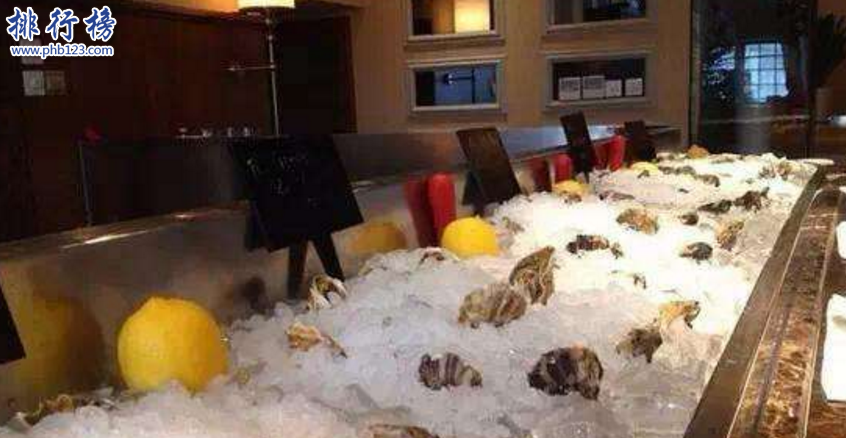 　　导语：北京是一个美食王国这里有多比较奢华而且有特色的豪华餐厅，做出很多美味精致的特色菜品吸引了很多人的青睐。你知道北京有哪些奢华的餐厅吗?今天排行榜123网小编为大家盘点了北京十大豪华餐厅，一起来看看你去过几家。  　　北京十大豪华餐厅  　　1.京都怀石花传美浓吉  　　2.钓鱼台国宾馆餐厅  　　3.然寿司  　　4.北湖九号主题餐厅  　　5.盘古文奇美食汇  　　6.北京亮  　　7.莫尔顿牛排坊  　　8.净心莲  　　9.Oyster Talks 蚝吧  　　10.Z.U.R.聚餐厅  　　十、Z.U.R.聚餐厅  　　Z.U.R.聚餐厅是一家法国餐厅，餐厅的环境非常不错装饰十分温馨奢华，在北京十大豪华餐厅中是一家比较有特色的餐厅地址位于北京市海淀区紫竹院路29号北京香格里拉饭店新阁1楼，餐厅的特色是分享式餐桌和甜品展示橱，开放式的厨房为您量身定制喜爱的甜品美食，  　　九、Oyster Talks 蚝吧  　　Oyster Talks 蚝吧是一家比较有特色的美食餐厅，价格属于中高端的这是整个北京城做得最好吃的一家生蚝店，每天供应新鲜的法国、新西兰等地方的十多种生蚝，做出来的口感柔和顺滑非常好吃。  　　八、净心莲  　　净心莲是一家环境很高而且很高档的素食餐厅，走进入有种梦幻温馨的感觉而且餐具比较的有特色，比较适合情侣约会烛光晚餐，地址位于朝阳区农展馆南里12号通广大厦院内这家餐厅比较好吃的菜品有水煮鱼、荷塘月色等。  　　七、莫尔顿牛排坊 morton's  　　莫尔顿牛排坊 morton's是北京最好吃的一家牛排餐厅，厨师做出的牛排烤的刚好而且味道很好，还有各种美味的海鲜都是空运过来的食材比较新鲜，主要特色菜品有珍宝蟹饼、肉眼牛排、莫尔顿招牌沙拉等招牌菜。  　　六、北京亮  　　NOBU餐厅历史悠久创立于2005年曾经被评为米其林一星餐厅，餐厅地址位于餐厅地址位于是北京十大豪华餐厅之一。在全球总共有30家店面主要特色菜有西京烧银鳕鱼，这道菜是很多明星的最爱。  　　五、盘古文奇美食汇  　　盘古文奇美食汇是一家高端的比较有特色的餐厅，给人的感觉是低调奢华。环境非常好边品尝美食还可以看到水立方的夜景就像一个美丽的鱼缸，餐厅总共有26个包厢有来自不同国家的特色菜肴而且每个包间的风格都不一样所有装饰品都是国内最顶级奢华的品牌有种皇家贵族的气氛。  　　四、北湖九号主题餐厅  　　北湖九号主题餐厅事假中式园亭式高档餐厅，菜品比较贵人均消费在1400左右。外面有一个很大的高尔夫球场客户可以吃完饭在这里休闲娱乐，这里的服务非常热情经常有明星过来吃饭比较适合家庭宴请以及结婚的时候办婚宴。  　　三、然寿司  　　然寿司位于东城区钱粮胡同东口16-2号，这是一家比较有特色餐厅是很多发烧友圈子里面流传的一家餐厅，人均消费在800元元左右，这家寿司店是北京城最好吃最有名的一家寿司店里面还有一些新鲜美味的日本料理。  　　二、钓鱼台国宾馆餐厅  　　钓鱼台国宾馆餐厅位于北京海淀区阜成路2号是一家高档的餐厅，这里经常接待一些来中国的国家领导人和政府高官等知名人士，在北京十大豪华餐厅中是中国接待外宾的重要场所。这里有几千种美味的产品可以，接待外宾一般都是宫廷宴比较有特色。  　　一、京都怀石花传美浓吉  　　京都怀石花传美浓吉位于北京朝阳区，是一家高级日本料理餐厅人均消费在7200左右，这家日本料理店一家有近300年的历史，在北京十大豪华餐厅中是最奢华的一家餐厅所有食材都是从日本空运过来的，被誉为京城第一日料。  　　结语：以上就是排行榜123网小编为大家盘点的北京十大豪华餐厅，这些餐厅的环境和服务以及食品都是最好的，其中钓鱼台国宾馆餐厅是用来接待外国首领的。