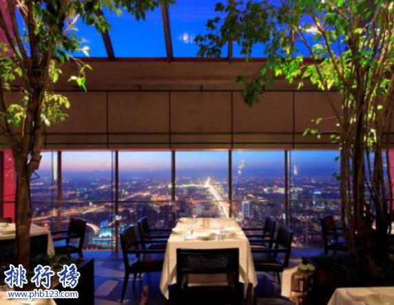 　　导语：北京是一个美食王国这里有多比较奢华而且有特色的豪华餐厅，做出很多美味精致的特色菜品吸引了很多人的青睐。你知道北京有哪些奢华的餐厅吗?今天排行榜123网小编为大家盘点了北京十大豪华餐厅，一起来看看你去过几家。  　　北京十大豪华餐厅  　　1.京都怀石花传美浓吉  　　2.钓鱼台国宾馆餐厅  　　3.然寿司  　　4.北湖九号主题餐厅  　　5.盘古文奇美食汇  　　6.北京亮  　　7.莫尔顿牛排坊  　　8.净心莲  　　9.Oyster Talks 蚝吧  　　10.Z.U.R.聚餐厅  　　十、Z.U.R.聚餐厅  　　Z.U.R.聚餐厅是一家法国餐厅，餐厅的环境非常不错装饰十分温馨奢华，在北京十大豪华餐厅中是一家比较有特色的餐厅地址位于北京市海淀区紫竹院路29号北京香格里拉饭店新阁1楼，餐厅的特色是分享式餐桌和甜品展示橱，开放式的厨房为您量身定制喜爱的甜品美食，  　　九、Oyster Talks 蚝吧  　　Oyster Talks 蚝吧是一家比较有特色的美食餐厅，价格属于中高端的这是整个北京城做得最好吃的一家生蚝店，每天供应新鲜的法国、新西兰等地方的十多种生蚝，做出来的口感柔和顺滑非常好吃。  　　八、净心莲  　　净心莲是一家环境很高而且很高档的素食餐厅，走进入有种梦幻温馨的感觉而且餐具比较的有特色，比较适合情侣约会烛光晚餐，地址位于朝阳区农展馆南里12号通广大厦院内这家餐厅比较好吃的菜品有水煮鱼、荷塘月色等。  　　七、莫尔顿牛排坊 morton's  　　莫尔顿牛排坊 morton's是北京最好吃的一家牛排餐厅，厨师做出的牛排烤的刚好而且味道很好，还有各种美味的海鲜都是空运过来的食材比较新鲜，主要特色菜品有珍宝蟹饼、肉眼牛排、莫尔顿招牌沙拉等招牌菜。  　　六、北京亮  　　NOBU餐厅历史悠久创立于2005年曾经被评为米其林一星餐厅，餐厅地址位于餐厅地址位于是北京十大豪华餐厅之一。在全球总共有30家店面主要特色菜有西京烧银鳕鱼，这道菜是很多明星的最爱。  　　五、盘古文奇美食汇  　　盘古文奇美食汇是一家高端的比较有特色的餐厅，给人的感觉是低调奢华。环境非常好边品尝美食还可以看到水立方的夜景就像一个美丽的鱼缸，餐厅总共有26个包厢有来自不同国家的特色菜肴而且每个包间的风格都不一样所有装饰品都是国内最顶级奢华的品牌有种皇家贵族的气氛。  　　四、北湖九号主题餐厅  　　北湖九号主题餐厅事假中式园亭式高档餐厅，菜品比较贵人均消费在1400左右。外面有一个很大的高尔夫球场客户可以吃完饭在这里休闲娱乐，这里的服务非常热情经常有明星过来吃饭比较适合家庭宴请以及结婚的时候办婚宴。  　　三、然寿司  　　然寿司位于东城区钱粮胡同东口16-2号，这是一家比较有特色餐厅是很多发烧友圈子里面流传的一家餐厅，人均消费在800元元左右，这家寿司店是北京城最好吃最有名的一家寿司店里面还有一些新鲜美味的日本料理。  　　二、钓鱼台国宾馆餐厅  　　钓鱼台国宾馆餐厅位于北京海淀区阜成路2号是一家高档的餐厅，这里经常接待一些来中国的国家领导人和政府高官等知名人士，在北京十大豪华餐厅中是中国接待外宾的重要场所。这里有几千种美味的产品可以，接待外宾一般都是宫廷宴比较有特色。  　　一、京都怀石花传美浓吉  　　京都怀石花传美浓吉位于北京朝阳区，是一家高级日本料理餐厅人均消费在7200左右，这家日本料理店一家有近300年的历史，在北京十大豪华餐厅中是最奢华的一家餐厅所有食材都是从日本空运过来的，被誉为京城第一日料。  　　结语：以上就是排行榜123网小编为大家盘点的北京十大豪华餐厅，这些餐厅的环境和服务以及食品都是最好的，其中钓鱼台国宾馆餐厅是用来接待外国首领的。