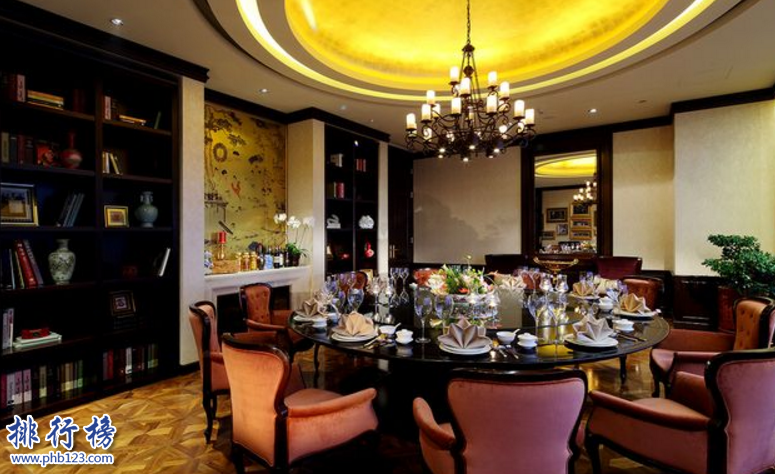 　　导语：北京是一个美食王国这里有多比较奢华而且有特色的豪华餐厅，做出很多美味精致的特色菜品吸引了很多人的青睐。你知道北京有哪些奢华的餐厅吗?今天排行榜123网小编为大家盘点了北京十大豪华餐厅，一起来看看你去过几家。  　　北京十大豪华餐厅  　　1.京都怀石花传美浓吉  　　2.钓鱼台国宾馆餐厅  　　3.然寿司  　　4.北湖九号主题餐厅  　　5.盘古文奇美食汇  　　6.北京亮  　　7.莫尔顿牛排坊  　　8.净心莲  　　9.Oyster Talks 蚝吧  　　10.Z.U.R.聚餐厅  　　十、Z.U.R.聚餐厅  　　Z.U.R.聚餐厅是一家法国餐厅，餐厅的环境非常不错装饰十分温馨奢华，在北京十大豪华餐厅中是一家比较有特色的餐厅地址位于北京市海淀区紫竹院路29号北京香格里拉饭店新阁1楼，餐厅的特色是分享式餐桌和甜品展示橱，开放式的厨房为您量身定制喜爱的甜品美食，  　　九、Oyster Talks 蚝吧  　　Oyster Talks 蚝吧是一家比较有特色的美食餐厅，价格属于中高端的这是整个北京城做得最好吃的一家生蚝店，每天供应新鲜的法国、新西兰等地方的十多种生蚝，做出来的口感柔和顺滑非常好吃。  　　八、净心莲  　　净心莲是一家环境很高而且很高档的素食餐厅，走进入有种梦幻温馨的感觉而且餐具比较的有特色，比较适合情侣约会烛光晚餐，地址位于朝阳区农展馆南里12号通广大厦院内这家餐厅比较好吃的菜品有水煮鱼、荷塘月色等。  　　七、莫尔顿牛排坊 morton's  　　莫尔顿牛排坊 morton's是北京最好吃的一家牛排餐厅，厨师做出的牛排烤的刚好而且味道很好，还有各种美味的海鲜都是空运过来的食材比较新鲜，主要特色菜品有珍宝蟹饼、肉眼牛排、莫尔顿招牌沙拉等招牌菜。  　　六、北京亮  　　NOBU餐厅历史悠久创立于2005年曾经被评为米其林一星餐厅，餐厅地址位于餐厅地址位于是北京十大豪华餐厅之一。在全球总共有30家店面主要特色菜有西京烧银鳕鱼，这道菜是很多明星的最爱。  　　五、盘古文奇美食汇  　　盘古文奇美食汇是一家高端的比较有特色的餐厅，给人的感觉是低调奢华。环境非常好边品尝美食还可以看到水立方的夜景就像一个美丽的鱼缸，餐厅总共有26个包厢有来自不同国家的特色菜肴而且每个包间的风格都不一样所有装饰品都是国内最顶级奢华的品牌有种皇家贵族的气氛。  　　四、北湖九号主题餐厅  　　北湖九号主题餐厅事假中式园亭式高档餐厅，菜品比较贵人均消费在1400左右。外面有一个很大的高尔夫球场客户可以吃完饭在这里休闲娱乐，这里的服务非常热情经常有明星过来吃饭比较适合家庭宴请以及结婚的时候办婚宴。  　　三、然寿司  　　然寿司位于东城区钱粮胡同东口16-2号，这是一家比较有特色餐厅是很多发烧友圈子里面流传的一家餐厅，人均消费在800元元左右，这家寿司店是北京城最好吃最有名的一家寿司店里面还有一些新鲜美味的日本料理。  　　二、钓鱼台国宾馆餐厅  　　钓鱼台国宾馆餐厅位于北京海淀区阜成路2号是一家高档的餐厅，这里经常接待一些来中国的国家领导人和政府高官等知名人士，在北京十大豪华餐厅中是中国接待外宾的重要场所。这里有几千种美味的产品可以，接待外宾一般都是宫廷宴比较有特色。  　　一、京都怀石花传美浓吉  　　京都怀石花传美浓吉位于北京朝阳区，是一家高级日本料理餐厅人均消费在7200左右，这家日本料理店一家有近300年的历史，在北京十大豪华餐厅中是最奢华的一家餐厅所有食材都是从日本空运过来的，被誉为京城第一日料。  　　结语：以上就是排行榜123网小编为大家盘点的北京十大豪华餐厅，这些餐厅的环境和服务以及食品都是最好的，其中钓鱼台国宾馆餐厅是用来接待外国首领的。