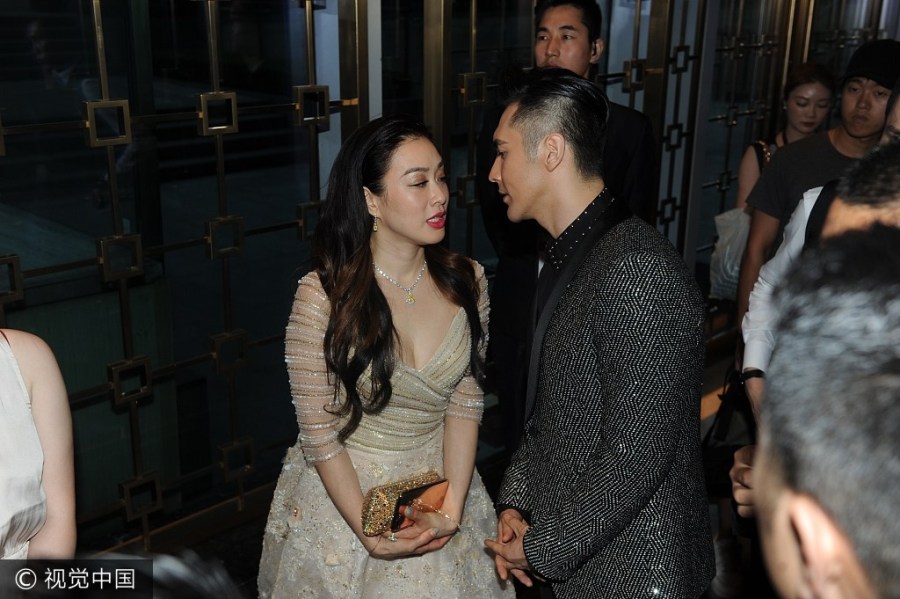 钟丽缇穿爆乳纱裙现身