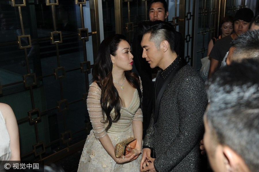 钟丽缇穿爆乳纱裙现身