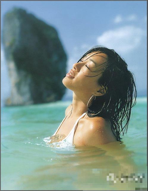 钟丽缇为母亲庆生 盘点钟丽缇早年大尺度露私艳照(组图)