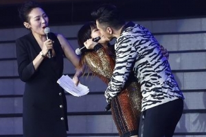 钟丽缇携嫩夫又亲又抱 钟丽缇早年大尺度写真