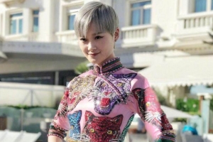 李宇春旗袍装亮相 卓伟为何放弃跟拍李宇春