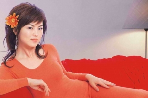 曝李湘早年内衣广告 明星早年罕见广告镜头盘点