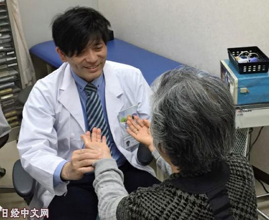 大阪大学医学部附属医院汉方内科诊治科长萩原圭祐正在为患者把脉（《日本经济新闻》网站）