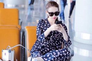 戚薇穿睡衣机场吃喝不停 明星机场照盘点