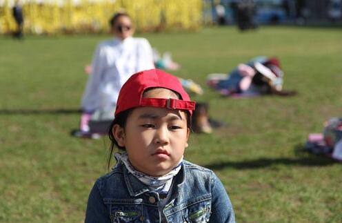 资料图片：年仅9岁的小妹妹赢得了发呆比赛的冠军