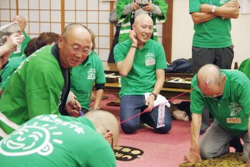 日本趣味光头拔河比赛（图片来源于网络）