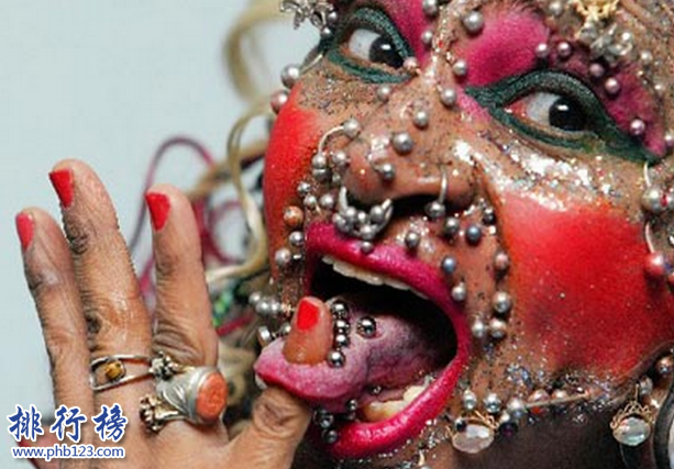 　　导语：有四大美女就必有四大丑女，但是你可能还不知道下面这些丑女，她们虽然外表丑陋但是还很励志了，你看了绝对会觉得不可思议的，想知道这些丑女是谁吗?今天排行榜123网小编就给大家介绍一下现代四大丑女，一起来了解一下。  　　现代四大丑女：利兹·维拉斯奎兹、新晋模特、伊莱恩、吴小姐  　　丑女第四名：这个图片中的丑女叫吴小姐，长的又黑，眼睛还那么小，嘴巴那么的大，简直丑的出奇，整个脸蛋儿还丑的那么平均，网友将她评选为现代四大丑女，鼻子和嘴巴是有点太夸张了，让人无法直视，其它地方勉强看得过去吧!  　　丑女第三名：  　　伊莱恩是巴西裔女子，是全世界穿孔最多的女人打破了吉尼斯世界纪录，被称为最丑的女子，当时她身体穿孔462个，脸上有近200个，如今已经增加到7000多个想想都恐怖。据说这位丑女竟然嫁给了一位亿万富翁，他们在英国爱丁堡举行婚礼全身戴满了首饰，但是她说一点不疼，我觉得想要红就要忍受别人不能忍受的一切，成功并不是那么容易的。  　　丑女第二名新晋模特  　　她是一名模特，虽然没有美丽的容颜，反而丑的出奇，那是因为她从小就发育不全，但是她化妆起来还比较适合做模特，她有一个男朋友一点不嫌弃她的外貌，而且每天给她拍照鼓励她要自信，从此她爱上拍照成为模特界的新宠。  　　丑女无敌第一名  　　这个叫利兹·维拉斯奎兹的女人是现代四大丑女中最丑的一个，她曾受到很多人的嘲笑和讽刺，因为她得了一种怪病，每天都要吃60餐饭，但是还是胖不起来，她只有26岁但是皮肤却老得像个老太婆，据说她患上的是马凡氏综合征和脂肪代谢障碍体重只有30斤，后来她想做点事情去改变自己于是鼓起勇气建立自己的网络视频频道，让世界人看到世界上丑女的人生，教会那些人要自信，她的频道订阅数超过30万。后来还拍了自己的纪录片来讲述自己的励志故事，她说希望跟她一样的女人不要失去自信要走出来。  　　结语：以上就是排行榜123网小编为大家盘点的现代四大丑女，我觉得第一个丑女这么励志的故事实在是有点感人，第三个丑女还嫁给了亿万富翁，看了都开始怀疑人生了，实在是太奇葩了!