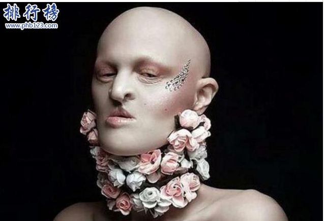 　　导语：有四大美女就必有四大丑女，但是你可能还不知道下面这些丑女，她们虽然外表丑陋但是还很励志了，你看了绝对会觉得不可思议的，想知道这些丑女是谁吗?今天排行榜123网小编就给大家介绍一下现代四大丑女，一起来了解一下。  　　现代四大丑女：利兹·维拉斯奎兹、新晋模特、伊莱恩、吴小姐  　　丑女第四名：这个图片中的丑女叫吴小姐，长的又黑，眼睛还那么小，嘴巴那么的大，简直丑的出奇，整个脸蛋儿还丑的那么平均，网友将她评选为现代四大丑女，鼻子和嘴巴是有点太夸张了，让人无法直视，其它地方勉强看得过去吧!  　　丑女第三名：  　　伊莱恩是巴西裔女子，是全世界穿孔最多的女人打破了吉尼斯世界纪录，被称为最丑的女子，当时她身体穿孔462个，脸上有近200个，如今已经增加到7000多个想想都恐怖。据说这位丑女竟然嫁给了一位亿万富翁，他们在英国爱丁堡举行婚礼全身戴满了首饰，但是她说一点不疼，我觉得想要红就要忍受别人不能忍受的一切，成功并不是那么容易的。  　　丑女第二名新晋模特  　　她是一名模特，虽然没有美丽的容颜，反而丑的出奇，那是因为她从小就发育不全，但是她化妆起来还比较适合做模特，她有一个男朋友一点不嫌弃她的外貌，而且每天给她拍照鼓励她要自信，从此她爱上拍照成为模特界的新宠。  　　丑女无敌第一名  　　这个叫利兹·维拉斯奎兹的女人是现代四大丑女中最丑的一个，她曾受到很多人的嘲笑和讽刺，因为她得了一种怪病，每天都要吃60餐饭，但是还是胖不起来，她只有26岁但是皮肤却老得像个老太婆，据说她患上的是马凡氏综合征和脂肪代谢障碍体重只有30斤，后来她想做点事情去改变自己于是鼓起勇气建立自己的网络视频频道，让世界人看到世界上丑女的人生，教会那些人要自信，她的频道订阅数超过30万。后来还拍了自己的纪录片来讲述自己的励志故事，她说希望跟她一样的女人不要失去自信要走出来。  　　结语：以上就是排行榜123网小编为大家盘点的现代四大丑女，我觉得第一个丑女这么励志的故事实在是有点感人，第三个丑女还嫁给了亿万富翁，看了都开始怀疑人生了，实在是太奇葩了!