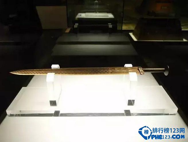 狭义上冷兵器是指不带有火药、炸药或其他燃烧物，在战斗中直接杀伤敌人，保护自己的近战武器装备。广义的冷兵器则指冷兵器时代所有的作战装备。中国古代冷兵器在祖国悠久的历史长河中，积累下一部璀璨耀目的史册。那一页页凝聚着中国古代劳动人民勤劳、勇敢、智慧的结晶，一篇篇叙说着石斧铜戟、金戈铁马的赫赫战绩。当你置身其中便会耳边犹闻“万鼓雷般地，千旗人生风”;眼前犹现“万箭千刀一夜杀，平明流血浸空城”的情景。下面排行榜123网的小编就为您盘点了中国古代十大冷兵器