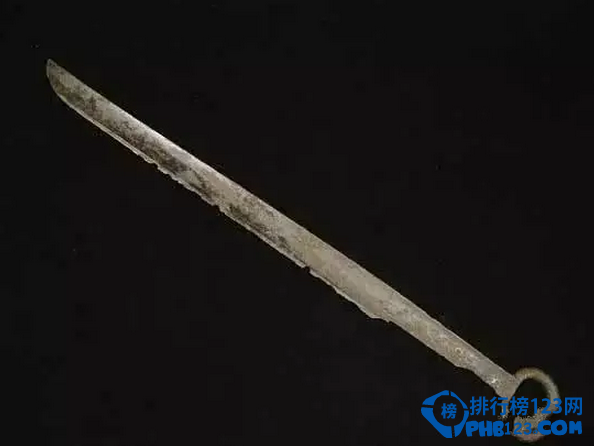 狭义上冷兵器是指不带有火药、炸药或其他燃烧物，在战斗中直接杀伤敌人，保护自己的近战武器装备。广义的冷兵器则指冷兵器时代所有的作战装备。中国古代冷兵器在祖国悠久的历史长河中，积累下一部璀璨耀目的史册。那一页页凝聚着中国古代劳动人民勤劳、勇敢、智慧的结晶，一篇篇叙说着石斧铜戟、金戈铁马的赫赫战绩。当你置身其中便会耳边犹闻“万鼓雷般地，千旗人生风”;眼前犹现“万箭千刀一夜杀，平明流血浸空城”的情景。下面排行榜123网的小编就为您盘点了中国古代十大冷兵器