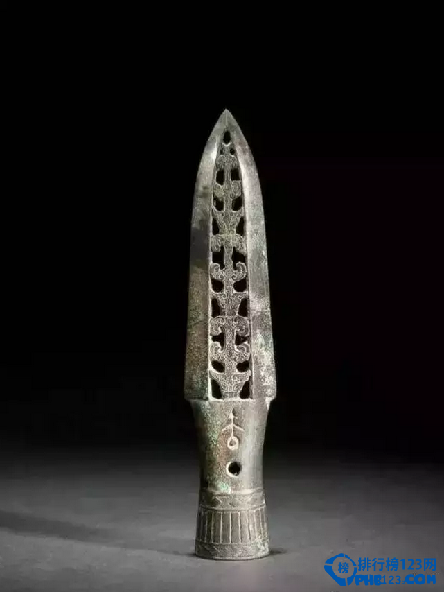 狭义上冷兵器是指不带有火药、炸药或其他燃烧物，在战斗中直接杀伤敌人，保护自己的近战武器装备。广义的冷兵器则指冷兵器时代所有的作战装备。中国古代冷兵器在祖国悠久的历史长河中，积累下一部璀璨耀目的史册。那一页页凝聚着中国古代劳动人民勤劳、勇敢、智慧的结晶，一篇篇叙说着石斧铜戟、金戈铁马的赫赫战绩。当你置身其中便会耳边犹闻“万鼓雷般地，千旗人生风”;眼前犹现“万箭千刀一夜杀，平明流血浸空城”的情景。下面排行榜123网的小编就为您盘点了中国古代十大冷兵器