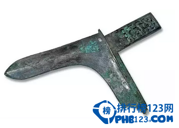 狭义上冷兵器是指不带有火药、炸药或其他燃烧物，在战斗中直接杀伤敌人，保护自己的近战武器装备。广义的冷兵器则指冷兵器时代所有的作战装备。中国古代冷兵器在祖国悠久的历史长河中，积累下一部璀璨耀目的史册。那一页页凝聚着中国古代劳动人民勤劳、勇敢、智慧的结晶，一篇篇叙说着石斧铜戟、金戈铁马的赫赫战绩。当你置身其中便会耳边犹闻“万鼓雷般地，千旗人生风”;眼前犹现“万箭千刀一夜杀，平明流血浸空城”的情景。下面排行榜123网的小编就为您盘点了中国古代十大冷兵器