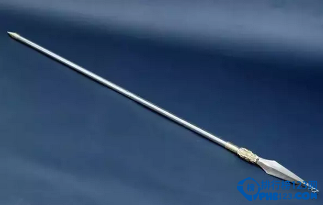 狭义上冷兵器是指不带有火药、炸药或其他燃烧物，在战斗中直接杀伤敌人，保护自己的近战武器装备。广义的冷兵器则指冷兵器时代所有的作战装备。中国古代冷兵器在祖国悠久的历史长河中，积累下一部璀璨耀目的史册。那一页页凝聚着中国古代劳动人民勤劳、勇敢、智慧的结晶，一篇篇叙说着石斧铜戟、金戈铁马的赫赫战绩。当你置身其中便会耳边犹闻“万鼓雷般地，千旗人生风”;眼前犹现“万箭千刀一夜杀，平明流血浸空城”的情景。下面排行榜123网的小编就为您盘点了中国古代十大冷兵器