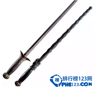 狭义上冷兵器是指不带有火药、炸药或其他燃烧物，在战斗中直接杀伤敌人，保护自己的近战武器装备。广义的冷兵器则指冷兵器时代所有的作战装备。中国古代冷兵器在祖国悠久的历史长河中，积累下一部璀璨耀目的史册。那一页页凝聚着中国古代劳动人民勤劳、勇敢、智慧的结晶，一篇篇叙说着石斧铜戟、金戈铁马的赫赫战绩。当你置身其中便会耳边犹闻“万鼓雷般地，千旗人生风”;眼前犹现“万箭千刀一夜杀，平明流血浸空城”的情景。下面排行榜123网的小编就为您盘点了中国古代十大冷兵器