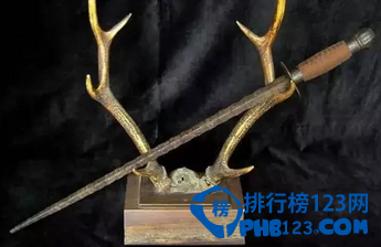 狭义上冷兵器是指不带有火药、炸药或其他燃烧物，在战斗中直接杀伤敌人，保护自己的近战武器装备。广义的冷兵器则指冷兵器时代所有的作战装备。中国古代冷兵器在祖国悠久的历史长河中，积累下一部璀璨耀目的史册。那一页页凝聚着中国古代劳动人民勤劳、勇敢、智慧的结晶，一篇篇叙说着石斧铜戟、金戈铁马的赫赫战绩。当你置身其中便会耳边犹闻“万鼓雷般地，千旗人生风”;眼前犹现“万箭千刀一夜杀，平明流血浸空城”的情景。下面排行榜123网的小编就为您盘点了中国古代十大冷兵器