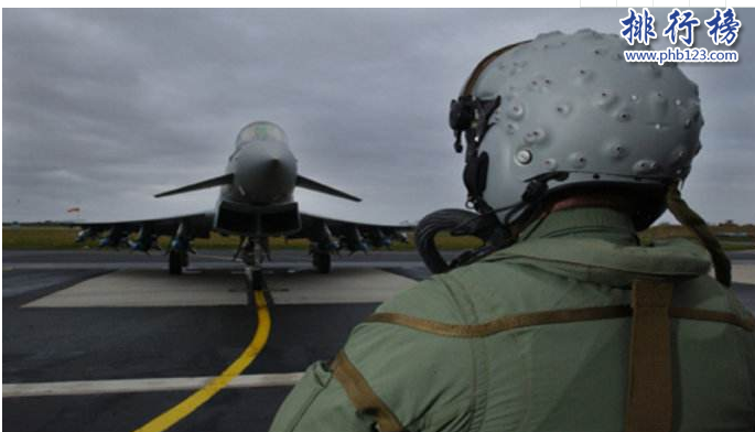 　　导语：军火商就是生产制造先进的军火和航空飞机的公司，那么你知道全球有哪些比较知名的军火商吗?今天排行榜123网小编为大家盘点了全球十大军火商简介，一起来看看他们的成就吧!  　　全球十大军火商  　　1.波音公司(美国)  　　2.中国北方工业公司  　　3.俄罗斯苏霍伊  　　4.法国达索  　　5.英国BAE系统公司  　　6.意大利芬梅卡尼卡集团  　　7.日本三菱重工  　　8.洛克希德·马丁公司  　　9.诺思罗普·格鲁曼公司  　　10.通用动力公司  　　十、通用动力公司  　　通用动力公司是一家大型的军火公司，主要业务涉及航海设备、制造军舰和核潜艇等以及航空领域方面的商用飞机和战斗机等另外还有自己独立的信息系统和专业技术部门，制造一些比较有攻击性的武器。主要代表产品有F-111战斗轰炸机，军用售价为229亿美元 。  　　九、诺思罗普·格鲁曼公司  　　诺思罗普·格鲁曼公司成立于1994年由原诺思罗普公司和格鲁曼公司合并创立的，主要业务涉及电子和系统集成、军用轰炸机、战斗机、侦察机以及军用航空飞机部件和信息系统等领域有很强的实力，主要代表作品有B-2轰炸机，军用售价266亿美元。  　　八、洛克希德·马丁公司  　　洛克希德·马丁公司是一家专业制造军用武器的公司，在全球十大军火商中航空、航天、电子领域等位于世界首位，控制美国军用卫星发射和生产业务，主要生产制造战略导弹防御系统、坦克导弹及机载电子设备等。  　　七、日本三菱重工  　　日本三菱重工表面是生产挖掘机，推土机等装备其实是一家军工企业，日本政府采取的御军于民政策将这个军火公司隐藏起来，是日本一家实力雄厚的军用武器制造公司，主要生产的有驱逐舰，直升机航母以及陆军的坦克、潜艇等主要代表作品有f-2,f-15J系列战机。  　　六、意大利芬梅卡尼卡集团  　　意大利芬梅卡尼卡集团是意大利最大的军火商，在国际上有很高的知名度。主要业务涉及航空航天以及能源与信息技术等领域的制造，主要代表作品有狂风战机，这个战机被誉为欧洲的战斗机。  　　五、英国BAE系统公司  　　英国BAE系统公司主要生产和制造军用战机和航母、核潜艇等海军武器，另外还生产导弹等精确制导武器成为英国知名的军火商，主要代表作品有机敏的核潜艇，这个潜艇在电影末日孤舰里面有出现过。  　　四、法国达索  　　法国达索是一家专业制造飞机的生产商，公司主要生产研制军用飞机和民用飞机，主要代表作品有幻影-2000还有美洲国家的超军旗战机都是法国达索公司生产的，最出名的一部战机是阵风系列战机在全球十大军火商实力雄厚技术先进。  　　三、俄罗斯苏霍伊  　　苏霍伊是俄罗斯著名的航空制造公司，生产的大部分战机都出口到中国几十个国家，其中最出名的是苏-35战机受到很多人的关注和点赞。另外该公司还研制了苏-27战机、苏-30、苏-34、苏-35等11个系列的战机。  　　二、中国北方工业公司  　　中国北方工业公司是大陆军火生产制造商，在国际上有很高的知名度。公司主要生产火箭炮、导弹、坦克，装甲车，精确制导炸药等非常厉害的军用武器在全球十大军火商中有很强的竞争力成为了国人的骄傲。  　　一、波音公司(美国)  　　波音公司是世界知名的军火制造商，我们乘坐的很多飞机航班就是波音公司生产制造的，该公司主要生产制造航空飞机以及轰炸机等厉害的军事武器，主要代表的作品有B-52轰炸机以及F-15, F-18战机在世界上是不可取代的。  　　结语：以上就是排行榜123网小编为大家盘点的全球十大军火商，这些公司主要生产和制造飞机以及坦克等厉害的军用或者海军武器体现了国家的强大和技术先进。