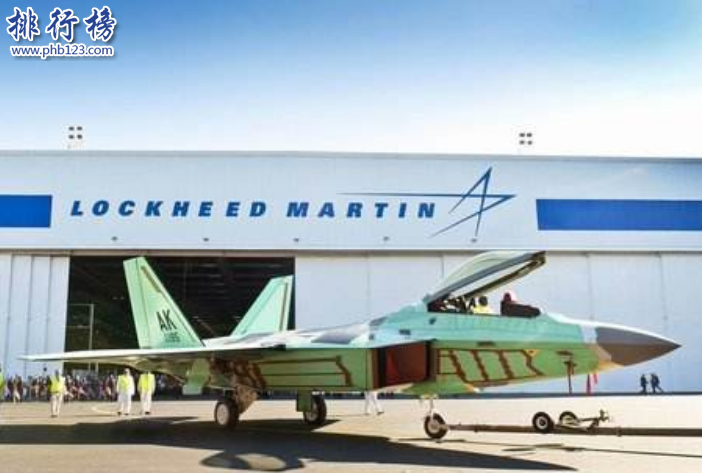 　　导语：军火商就是生产制造先进的军火和航空飞机的公司，那么你知道全球有哪些比较知名的军火商吗?今天排行榜123网小编为大家盘点了全球十大军火商简介，一起来看看他们的成就吧!  　　全球十大军火商  　　1.波音公司(美国)  　　2.中国北方工业公司  　　3.俄罗斯苏霍伊  　　4.法国达索  　　5.英国BAE系统公司  　　6.意大利芬梅卡尼卡集团  　　7.日本三菱重工  　　8.洛克希德·马丁公司  　　9.诺思罗普·格鲁曼公司  　　10.通用动力公司  　　十、通用动力公司  　　通用动力公司是一家大型的军火公司，主要业务涉及航海设备、制造军舰和核潜艇等以及航空领域方面的商用飞机和战斗机等另外还有自己独立的信息系统和专业技术部门，制造一些比较有攻击性的武器。主要代表产品有F-111战斗轰炸机，军用售价为229亿美元 。  　　九、诺思罗普·格鲁曼公司  　　诺思罗普·格鲁曼公司成立于1994年由原诺思罗普公司和格鲁曼公司合并创立的，主要业务涉及电子和系统集成、军用轰炸机、战斗机、侦察机以及军用航空飞机部件和信息系统等领域有很强的实力，主要代表作品有B-2轰炸机，军用售价266亿美元。  　　八、洛克希德·马丁公司  　　洛克希德·马丁公司是一家专业制造军用武器的公司，在全球十大军火商中航空、航天、电子领域等位于世界首位，控制美国军用卫星发射和生产业务，主要生产制造战略导弹防御系统、坦克导弹及机载电子设备等。  　　七、日本三菱重工  　　日本三菱重工表面是生产挖掘机，推土机等装备其实是一家军工企业，日本政府采取的御军于民政策将这个军火公司隐藏起来，是日本一家实力雄厚的军用武器制造公司，主要生产的有驱逐舰，直升机航母以及陆军的坦克、潜艇等主要代表作品有f-2,f-15J系列战机。  　　六、意大利芬梅卡尼卡集团  　　意大利芬梅卡尼卡集团是意大利最大的军火商，在国际上有很高的知名度。主要业务涉及航空航天以及能源与信息技术等领域的制造，主要代表作品有狂风战机，这个战机被誉为欧洲的战斗机。  　　五、英国BAE系统公司  　　英国BAE系统公司主要生产和制造军用战机和航母、核潜艇等海军武器，另外还生产导弹等精确制导武器成为英国知名的军火商，主要代表作品有机敏的核潜艇，这个潜艇在电影末日孤舰里面有出现过。  　　四、法国达索  　　法国达索是一家专业制造飞机的生产商，公司主要生产研制军用飞机和民用飞机，主要代表作品有幻影-2000还有美洲国家的超军旗战机都是法国达索公司生产的，最出名的一部战机是阵风系列战机在全球十大军火商实力雄厚技术先进。  　　三、俄罗斯苏霍伊  　　苏霍伊是俄罗斯著名的航空制造公司，生产的大部分战机都出口到中国几十个国家，其中最出名的是苏-35战机受到很多人的关注和点赞。另外该公司还研制了苏-27战机、苏-30、苏-34、苏-35等11个系列的战机。  　　二、中国北方工业公司  　　中国北方工业公司是大陆军火生产制造商，在国际上有很高的知名度。公司主要生产火箭炮、导弹、坦克，装甲车，精确制导炸药等非常厉害的军用武器在全球十大军火商中有很强的竞争力成为了国人的骄傲。  　　一、波音公司(美国)  　　波音公司是世界知名的军火制造商，我们乘坐的很多飞机航班就是波音公司生产制造的，该公司主要生产制造航空飞机以及轰炸机等厉害的军事武器，主要代表的作品有B-52轰炸机以及F-15, F-18战机在世界上是不可取代的。  　　结语：以上就是排行榜123网小编为大家盘点的全球十大军火商，这些公司主要生产和制造飞机以及坦克等厉害的军用或者海军武器体现了国家的强大和技术先进。