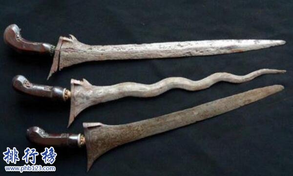 世界三大名刀:无坚不摧 轻松劈开敌人头盔刺穿大脑