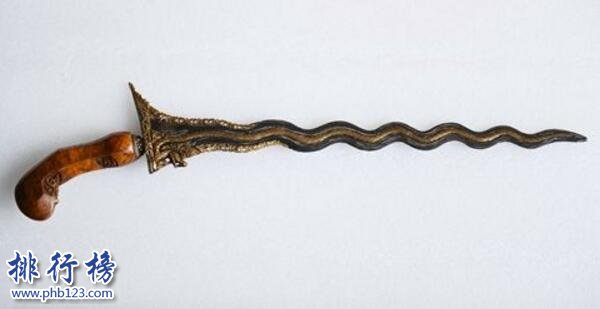 世界三大名刀:无坚不摧 轻松劈开敌人头盔刺穿大脑