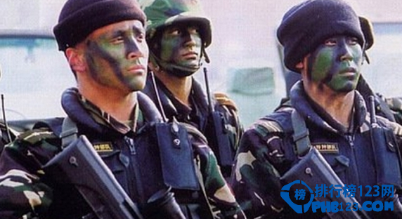 电视中的飞檐走壁，入刀山火海不仅仅只是出现在武侠里，也出现在中国解放军十大特种部队里，解放军十大特种部队。他们不仅特别厉害，还有帅气的别名，“东北虎”、“暗夜之虎”等。其中，中国人民武装警察部队“猎鹰突击队”更是由习大大亲自命名，作为反恐利剑为维护国家安全社会稳定做出了突出贡献