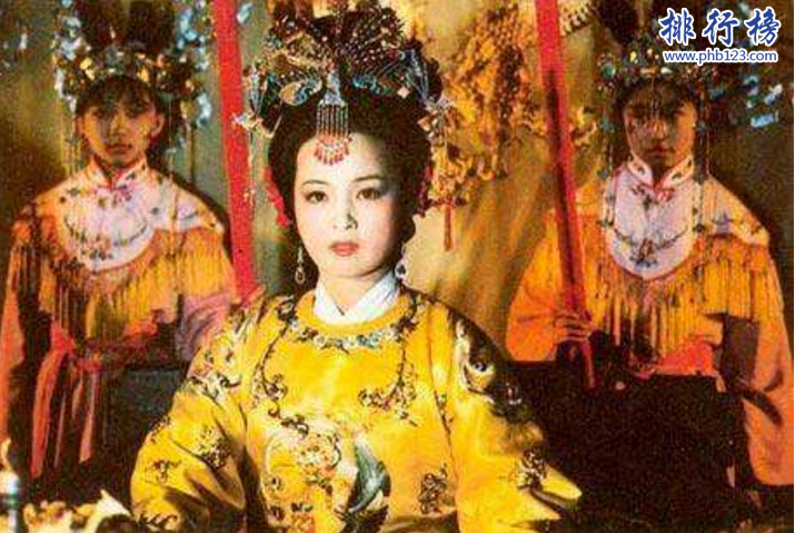 　　导语：红楼梦里面的四大家族祖祖辈辈都是护官符上的庞大基业，但是家族里面的人都很自私为了谋取利益不择手段，不好好的让家族变得更强大而是整天吃喝玩乐，不管府中事物导致最后凄惨的下场。今天排行榜123网整理了一份红楼梦四大家族资料，一起来详细了解一下吧!  　　红楼梦四大家族简介  　　红楼梦里面的四大家族指的是史府、王府、薛府、贾府为首的一个封建家族群体，这四大家族官员腐败每个人心里都有一个小算盘，谋取自己的利益，他们的后代都是些贪官好色之徒，还欺负老百姓一出事情就用钱解决问题，最后导致家族败落的下场。  　　红楼梦四大家族：贾府、史府、王府、薛府  　　四、薛府  　　代表人物：薛宝钗、薛蟠、薛宝琴、薛蝌、夏金桂等。薛姨妈是王夫人是姐妹，据说薛家有百万之富的皇商，护官符上云珍珠如土金如铁!儿子薛蟠很高傲，又喜欢乱花钱没什么出息，只好把女儿薛宝钗的婚事安排好嫁给贾宝玉成婚，但是宝玉最后出家了，因为他没办法忘记林黛玉。  　　薛蝌是薛姨妈的侄儿，父亲很早去世只好带着妹妹薛宝琴来投奔姨妈，他这个人本性忠厚，禁得住诱惑最后娶岫烟为妻。  　　夏金桂是薛姨妈的儿媳，出生在皇商家族，父亲去世早母亲对她疼爱有加后嫁给薛蟠，薛蟠因为打死人被抓到牢里，她就寂寞了勾引薛蝌，她还很嫉妒香菱最后准备下砒霜害死她的结果毒死了自己。  　　三、王府  　　王府主要人物：王熙凤、贾琏  　　王熙凤是贾琏之妻子，长得国色天香，身材苗条，是贾府的大总管，这个女人很歹毒专做坏事，逼得张家的女儿自杀，尤二姐的胎儿也是被她弄死的，她非常贪得无厌经常贿赂和索取财物，为自己的利益不择手段曾在她的房间搜出7万两银子，王府的败落和她脱不了干系。贾琏是王熙凤的丈夫，是个好色之徒，经常在外面鬼混，见了尤二姐长得花容月貌骗来做二房，他和王熙凤同床异梦背后不知道找了多少女人，典型的纨绔子弟。  　　二、史府  　　史府代表人物：史湘云、翠缕  　　史湘云是贾母的侄孙女，从小父母就去世了，由叔父抚养长大，但是婶婶人特别不好受了不少委屈，她心直口快，喜欢喝酒睡觉和宝玉是好朋友是个大大咧咧的女孩子后来嫁给卫若兰不久丈夫就生病去世，是个可怜的人。翠缕是史湘云的小丫鬟她很幼稚，经常问一些奇怪的问题把大家逗得乐呵呵的。在红楼梦四大家族里面每个人的关系都很复杂都有联姻，但是结局都不好，很悲惨!史湘云丈夫死的早成了寡妇无依无靠生活拮据孤独终老。  　　一、贾府  　　代表人物：贾宝玉、贾元春、贾迎春、贾探春、贾惜春  　　贾宝玉是王夫人和贾政生的次子，又称宝二爷，他是老观园中唯一的男子，他从小深得母亲宠爱，与林黛玉是青梅竹马的一对情侣，他喜欢看书诗词歌赋那些，不喜欢八股文被家里安排着和薛宝钗结婚最后导致悲剧收场，林黛玉也因为伤心过度而亡，贾家被抄家极其悲痛就出家了，整个人都疯疯傻傻的。  　　贾元春是王夫人和家政的长女，宝玉的姐姐贾府都称她为娘娘，因为她23岁就被封为贤贵妃，她是家庭的支柱最后死于政治斗争被抄家。贾迎春是贾政之前的小妾所生的女儿，是个苦命的孩子经常被欺负，后来还被父亲嫁给孙绍祖抵债，最后被虐待而死。  　　贾探春是贾政和赵姨娘生的女儿，又称三姑娘她是一个聪明能干的姑娘，喜欢读书是个大才女，但是没有被重用因为母亲是小妾权利有限最后被父亲嫁到周家躲过抄家这一劫难。  　　贾惜春是贾家最小的一个女儿，贾敬很早去世，所以在贾母的抚养下长大。从小没有父母所以性格很冷漠，对于别人的眼泪无动于衷，她看了几位姐姐的命运，觉得生活无味，最后出家为尼。  　　结语：以上就是排行榜123网小编整理的红楼梦四大家族，这四大家族最后都落败了，贾家最悲惨因为政治斗争最后被抄家了，贾宝玉和贾惜春出家，结局难免让人悲伤。