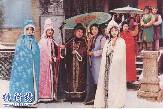 　　导语：红楼梦里面的四大家族祖祖辈辈都是护官符上的庞大基业，但是家族里面的人都很自私为了谋取利益不择手段，不好好的让家族变得更强大而是整天吃喝玩乐，不管府中事物导致最后凄惨的下场。今天排行榜123网整理了一份红楼梦四大家族资料，一起来详细了解一下吧!  　　红楼梦四大家族简介  　　红楼梦里面的四大家族指的是史府、王府、薛府、贾府为首的一个封建家族群体，这四大家族官员腐败每个人心里都有一个小算盘，谋取自己的利益，他们的后代都是些贪官好色之徒，还欺负老百姓一出事情就用钱解决问题，最后导致家族败落的下场。  　　红楼梦四大家族：贾府、史府、王府、薛府  　　四、薛府  　　代表人物：薛宝钗、薛蟠、薛宝琴、薛蝌、夏金桂等。薛姨妈是王夫人是姐妹，据说薛家有百万之富的皇商，护官符上云珍珠如土金如铁!儿子薛蟠很高傲，又喜欢乱花钱没什么出息，只好把女儿薛宝钗的婚事安排好嫁给贾宝玉成婚，但是宝玉最后出家了，因为他没办法忘记林黛玉。  　　薛蝌是薛姨妈的侄儿，父亲很早去世只好带着妹妹薛宝琴来投奔姨妈，他这个人本性忠厚，禁得住诱惑最后娶岫烟为妻。  　　夏金桂是薛姨妈的儿媳，出生在皇商家族，父亲去世早母亲对她疼爱有加后嫁给薛蟠，薛蟠因为打死人被抓到牢里，她就寂寞了勾引薛蝌，她还很嫉妒香菱最后准备下砒霜害死她的结果毒死了自己。  　　三、王府  　　王府主要人物：王熙凤、贾琏  　　王熙凤是贾琏之妻子，长得国色天香，身材苗条，是贾府的大总管，这个女人很歹毒专做坏事，逼得张家的女儿自杀，尤二姐的胎儿也是被她弄死的，她非常贪得无厌经常贿赂和索取财物，为自己的利益不择手段曾在她的房间搜出7万两银子，王府的败落和她脱不了干系。贾琏是王熙凤的丈夫，是个好色之徒，经常在外面鬼混，见了尤二姐长得花容月貌骗来做二房，他和王熙凤同床异梦背后不知道找了多少女人，典型的纨绔子弟。  　　二、史府  　　史府代表人物：史湘云、翠缕  　　史湘云是贾母的侄孙女，从小父母就去世了，由叔父抚养长大，但是婶婶人特别不好受了不少委屈，她心直口快，喜欢喝酒睡觉和宝玉是好朋友是个大大咧咧的女孩子后来嫁给卫若兰不久丈夫就生病去世，是个可怜的人。翠缕是史湘云的小丫鬟她很幼稚，经常问一些奇怪的问题把大家逗得乐呵呵的。在红楼梦四大家族里面每个人的关系都很复杂都有联姻，但是结局都不好，很悲惨!史湘云丈夫死的早成了寡妇无依无靠生活拮据孤独终老。  　　一、贾府  　　代表人物：贾宝玉、贾元春、贾迎春、贾探春、贾惜春  　　贾宝玉是王夫人和贾政生的次子，又称宝二爷，他是老观园中唯一的男子，他从小深得母亲宠爱，与林黛玉是青梅竹马的一对情侣，他喜欢看书诗词歌赋那些，不喜欢八股文被家里安排着和薛宝钗结婚最后导致悲剧收场，林黛玉也因为伤心过度而亡，贾家被抄家极其悲痛就出家了，整个人都疯疯傻傻的。  　　贾元春是王夫人和家政的长女，宝玉的姐姐贾府都称她为娘娘，因为她23岁就被封为贤贵妃，她是家庭的支柱最后死于政治斗争被抄家。贾迎春是贾政之前的小妾所生的女儿，是个苦命的孩子经常被欺负，后来还被父亲嫁给孙绍祖抵债，最后被虐待而死。  　　贾探春是贾政和赵姨娘生的女儿，又称三姑娘她是一个聪明能干的姑娘，喜欢读书是个大才女，但是没有被重用因为母亲是小妾权利有限最后被父亲嫁到周家躲过抄家这一劫难。  　　贾惜春是贾家最小的一个女儿，贾敬很早去世，所以在贾母的抚养下长大。从小没有父母所以性格很冷漠，对于别人的眼泪无动于衷，她看了几位姐姐的命运，觉得生活无味，最后出家为尼。  　　结语：以上就是排行榜123网小编整理的红楼梦四大家族，这四大家族最后都落败了，贾家最悲惨因为政治斗争最后被抄家了，贾宝玉和贾惜春出家，结局难免让人悲伤。