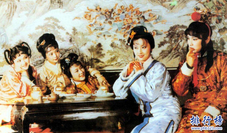 　　导语：红楼梦里面的四大家族祖祖辈辈都是护官符上的庞大基业，但是家族里面的人都很自私为了谋取利益不择手段，不好好的让家族变得更强大而是整天吃喝玩乐，不管府中事物导致最后凄惨的下场。今天排行榜123网整理了一份红楼梦四大家族资料，一起来详细了解一下吧!  　　红楼梦四大家族简介  　　红楼梦里面的四大家族指的是史府、王府、薛府、贾府为首的一个封建家族群体，这四大家族官员腐败每个人心里都有一个小算盘，谋取自己的利益，他们的后代都是些贪官好色之徒，还欺负老百姓一出事情就用钱解决问题，最后导致家族败落的下场。  　　红楼梦四大家族：贾府、史府、王府、薛府  　　四、薛府  　　代表人物：薛宝钗、薛蟠、薛宝琴、薛蝌、夏金桂等。薛姨妈是王夫人是姐妹，据说薛家有百万之富的皇商，护官符上云珍珠如土金如铁!儿子薛蟠很高傲，又喜欢乱花钱没什么出息，只好把女儿薛宝钗的婚事安排好嫁给贾宝玉成婚，但是宝玉最后出家了，因为他没办法忘记林黛玉。  　　薛蝌是薛姨妈的侄儿，父亲很早去世只好带着妹妹薛宝琴来投奔姨妈，他这个人本性忠厚，禁得住诱惑最后娶岫烟为妻。  　　夏金桂是薛姨妈的儿媳，出生在皇商家族，父亲去世早母亲对她疼爱有加后嫁给薛蟠，薛蟠因为打死人被抓到牢里，她就寂寞了勾引薛蝌，她还很嫉妒香菱最后准备下砒霜害死她的结果毒死了自己。  　　三、王府  　　王府主要人物：王熙凤、贾琏  　　王熙凤是贾琏之妻子，长得国色天香，身材苗条，是贾府的大总管，这个女人很歹毒专做坏事，逼得张家的女儿自杀，尤二姐的胎儿也是被她弄死的，她非常贪得无厌经常贿赂和索取财物，为自己的利益不择手段曾在她的房间搜出7万两银子，王府的败落和她脱不了干系。贾琏是王熙凤的丈夫，是个好色之徒，经常在外面鬼混，见了尤二姐长得花容月貌骗来做二房，他和王熙凤同床异梦背后不知道找了多少女人，典型的纨绔子弟。  　　二、史府  　　史府代表人物：史湘云、翠缕  　　史湘云是贾母的侄孙女，从小父母就去世了，由叔父抚养长大，但是婶婶人特别不好受了不少委屈，她心直口快，喜欢喝酒睡觉和宝玉是好朋友是个大大咧咧的女孩子后来嫁给卫若兰不久丈夫就生病去世，是个可怜的人。翠缕是史湘云的小丫鬟她很幼稚，经常问一些奇怪的问题把大家逗得乐呵呵的。在红楼梦四大家族里面每个人的关系都很复杂都有联姻，但是结局都不好，很悲惨!史湘云丈夫死的早成了寡妇无依无靠生活拮据孤独终老。  　　一、贾府  　　代表人物：贾宝玉、贾元春、贾迎春、贾探春、贾惜春  　　贾宝玉是王夫人和贾政生的次子，又称宝二爷，他是老观园中唯一的男子，他从小深得母亲宠爱，与林黛玉是青梅竹马的一对情侣，他喜欢看书诗词歌赋那些，不喜欢八股文被家里安排着和薛宝钗结婚最后导致悲剧收场，林黛玉也因为伤心过度而亡，贾家被抄家极其悲痛就出家了，整个人都疯疯傻傻的。  　　贾元春是王夫人和家政的长女，宝玉的姐姐贾府都称她为娘娘，因为她23岁就被封为贤贵妃，她是家庭的支柱最后死于政治斗争被抄家。贾迎春是贾政之前的小妾所生的女儿，是个苦命的孩子经常被欺负，后来还被父亲嫁给孙绍祖抵债，最后被虐待而死。  　　贾探春是贾政和赵姨娘生的女儿，又称三姑娘她是一个聪明能干的姑娘，喜欢读书是个大才女，但是没有被重用因为母亲是小妾权利有限最后被父亲嫁到周家躲过抄家这一劫难。  　　贾惜春是贾家最小的一个女儿，贾敬很早去世，所以在贾母的抚养下长大。从小没有父母所以性格很冷漠，对于别人的眼泪无动于衷，她看了几位姐姐的命运，觉得生活无味，最后出家为尼。  　　结语：以上就是排行榜123网小编整理的红楼梦四大家族，这四大家族最后都落败了，贾家最悲惨因为政治斗争最后被抄家了，贾宝玉和贾惜春出家，结局难免让人悲伤。