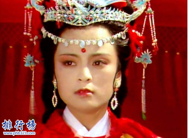 　　导语：红楼梦里面的四大家族祖祖辈辈都是护官符上的庞大基业，但是家族里面的人都很自私为了谋取利益不择手段，不好好的让家族变得更强大而是整天吃喝玩乐，不管府中事物导致最后凄惨的下场。今天排行榜123网整理了一份红楼梦四大家族资料，一起来详细了解一下吧!  　　红楼梦四大家族简介  　　红楼梦里面的四大家族指的是史府、王府、薛府、贾府为首的一个封建家族群体，这四大家族官员腐败每个人心里都有一个小算盘，谋取自己的利益，他们的后代都是些贪官好色之徒，还欺负老百姓一出事情就用钱解决问题，最后导致家族败落的下场。  　　红楼梦四大家族：贾府、史府、王府、薛府  　　四、薛府  　　代表人物：薛宝钗、薛蟠、薛宝琴、薛蝌、夏金桂等。薛姨妈是王夫人是姐妹，据说薛家有百万之富的皇商，护官符上云珍珠如土金如铁!儿子薛蟠很高傲，又喜欢乱花钱没什么出息，只好把女儿薛宝钗的婚事安排好嫁给贾宝玉成婚，但是宝玉最后出家了，因为他没办法忘记林黛玉。  　　薛蝌是薛姨妈的侄儿，父亲很早去世只好带着妹妹薛宝琴来投奔姨妈，他这个人本性忠厚，禁得住诱惑最后娶岫烟为妻。  　　夏金桂是薛姨妈的儿媳，出生在皇商家族，父亲去世早母亲对她疼爱有加后嫁给薛蟠，薛蟠因为打死人被抓到牢里，她就寂寞了勾引薛蝌，她还很嫉妒香菱最后准备下砒霜害死她的结果毒死了自己。  　　三、王府  　　王府主要人物：王熙凤、贾琏  　　王熙凤是贾琏之妻子，长得国色天香，身材苗条，是贾府的大总管，这个女人很歹毒专做坏事，逼得张家的女儿自杀，尤二姐的胎儿也是被她弄死的，她非常贪得无厌经常贿赂和索取财物，为自己的利益不择手段曾在她的房间搜出7万两银子，王府的败落和她脱不了干系。贾琏是王熙凤的丈夫，是个好色之徒，经常在外面鬼混，见了尤二姐长得花容月貌骗来做二房，他和王熙凤同床异梦背后不知道找了多少女人，典型的纨绔子弟。  　　二、史府  　　史府代表人物：史湘云、翠缕  　　史湘云是贾母的侄孙女，从小父母就去世了，由叔父抚养长大，但是婶婶人特别不好受了不少委屈，她心直口快，喜欢喝酒睡觉和宝玉是好朋友是个大大咧咧的女孩子后来嫁给卫若兰不久丈夫就生病去世，是个可怜的人。翠缕是史湘云的小丫鬟她很幼稚，经常问一些奇怪的问题把大家逗得乐呵呵的。在红楼梦四大家族里面每个人的关系都很复杂都有联姻，但是结局都不好，很悲惨!史湘云丈夫死的早成了寡妇无依无靠生活拮据孤独终老。  　　一、贾府  　　代表人物：贾宝玉、贾元春、贾迎春、贾探春、贾惜春  　　贾宝玉是王夫人和贾政生的次子，又称宝二爷，他是老观园中唯一的男子，他从小深得母亲宠爱，与林黛玉是青梅竹马的一对情侣，他喜欢看书诗词歌赋那些，不喜欢八股文被家里安排着和薛宝钗结婚最后导致悲剧收场，林黛玉也因为伤心过度而亡，贾家被抄家极其悲痛就出家了，整个人都疯疯傻傻的。  　　贾元春是王夫人和家政的长女，宝玉的姐姐贾府都称她为娘娘，因为她23岁就被封为贤贵妃，她是家庭的支柱最后死于政治斗争被抄家。贾迎春是贾政之前的小妾所生的女儿，是个苦命的孩子经常被欺负，后来还被父亲嫁给孙绍祖抵债，最后被虐待而死。  　　贾探春是贾政和赵姨娘生的女儿，又称三姑娘她是一个聪明能干的姑娘，喜欢读书是个大才女，但是没有被重用因为母亲是小妾权利有限最后被父亲嫁到周家躲过抄家这一劫难。  　　贾惜春是贾家最小的一个女儿，贾敬很早去世，所以在贾母的抚养下长大。从小没有父母所以性格很冷漠，对于别人的眼泪无动于衷，她看了几位姐姐的命运，觉得生活无味，最后出家为尼。  　　结语：以上就是排行榜123网小编整理的红楼梦四大家族，这四大家族最后都落败了，贾家最悲惨因为政治斗争最后被抄家了，贾宝玉和贾惜春出家，结局难免让人悲伤。