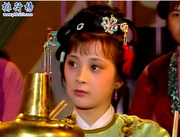 　　导语：红楼梦里面的四大家族祖祖辈辈都是护官符上的庞大基业，但是家族里面的人都很自私为了谋取利益不择手段，不好好的让家族变得更强大而是整天吃喝玩乐，不管府中事物导致最后凄惨的下场。今天排行榜123网整理了一份红楼梦四大家族资料，一起来详细了解一下吧!  　　红楼梦四大家族简介  　　红楼梦里面的四大家族指的是史府、王府、薛府、贾府为首的一个封建家族群体，这四大家族官员腐败每个人心里都有一个小算盘，谋取自己的利益，他们的后代都是些贪官好色之徒，还欺负老百姓一出事情就用钱解决问题，最后导致家族败落的下场。  　　红楼梦四大家族：贾府、史府、王府、薛府  　　四、薛府  　　代表人物：薛宝钗、薛蟠、薛宝琴、薛蝌、夏金桂等。薛姨妈是王夫人是姐妹，据说薛家有百万之富的皇商，护官符上云珍珠如土金如铁!儿子薛蟠很高傲，又喜欢乱花钱没什么出息，只好把女儿薛宝钗的婚事安排好嫁给贾宝玉成婚，但是宝玉最后出家了，因为他没办法忘记林黛玉。  　　薛蝌是薛姨妈的侄儿，父亲很早去世只好带着妹妹薛宝琴来投奔姨妈，他这个人本性忠厚，禁得住诱惑最后娶岫烟为妻。  　　夏金桂是薛姨妈的儿媳，出生在皇商家族，父亲去世早母亲对她疼爱有加后嫁给薛蟠，薛蟠因为打死人被抓到牢里，她就寂寞了勾引薛蝌，她还很嫉妒香菱最后准备下砒霜害死她的结果毒死了自己。  　　三、王府  　　王府主要人物：王熙凤、贾琏  　　王熙凤是贾琏之妻子，长得国色天香，身材苗条，是贾府的大总管，这个女人很歹毒专做坏事，逼得张家的女儿自杀，尤二姐的胎儿也是被她弄死的，她非常贪得无厌经常贿赂和索取财物，为自己的利益不择手段曾在她的房间搜出7万两银子，王府的败落和她脱不了干系。贾琏是王熙凤的丈夫，是个好色之徒，经常在外面鬼混，见了尤二姐长得花容月貌骗来做二房，他和王熙凤同床异梦背后不知道找了多少女人，典型的纨绔子弟。  　　二、史府  　　史府代表人物：史湘云、翠缕  　　史湘云是贾母的侄孙女，从小父母就去世了，由叔父抚养长大，但是婶婶人特别不好受了不少委屈，她心直口快，喜欢喝酒睡觉和宝玉是好朋友是个大大咧咧的女孩子后来嫁给卫若兰不久丈夫就生病去世，是个可怜的人。翠缕是史湘云的小丫鬟她很幼稚，经常问一些奇怪的问题把大家逗得乐呵呵的。在红楼梦四大家族里面每个人的关系都很复杂都有联姻，但是结局都不好，很悲惨!史湘云丈夫死的早成了寡妇无依无靠生活拮据孤独终老。  　　一、贾府  　　代表人物：贾宝玉、贾元春、贾迎春、贾探春、贾惜春  　　贾宝玉是王夫人和贾政生的次子，又称宝二爷，他是老观园中唯一的男子，他从小深得母亲宠爱，与林黛玉是青梅竹马的一对情侣，他喜欢看书诗词歌赋那些，不喜欢八股文被家里安排着和薛宝钗结婚最后导致悲剧收场，林黛玉也因为伤心过度而亡，贾家被抄家极其悲痛就出家了，整个人都疯疯傻傻的。  　　贾元春是王夫人和家政的长女，宝玉的姐姐贾府都称她为娘娘，因为她23岁就被封为贤贵妃，她是家庭的支柱最后死于政治斗争被抄家。贾迎春是贾政之前的小妾所生的女儿，是个苦命的孩子经常被欺负，后来还被父亲嫁给孙绍祖抵债，最后被虐待而死。  　　贾探春是贾政和赵姨娘生的女儿，又称三姑娘她是一个聪明能干的姑娘，喜欢读书是个大才女，但是没有被重用因为母亲是小妾权利有限最后被父亲嫁到周家躲过抄家这一劫难。  　　贾惜春是贾家最小的一个女儿，贾敬很早去世，所以在贾母的抚养下长大。从小没有父母所以性格很冷漠，对于别人的眼泪无动于衷，她看了几位姐姐的命运，觉得生活无味，最后出家为尼。  　　结语：以上就是排行榜123网小编整理的红楼梦四大家族，这四大家族最后都落败了，贾家最悲惨因为政治斗争最后被抄家了，贾宝玉和贾惜春出家，结局难免让人悲伤。