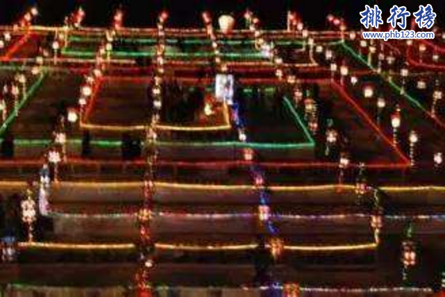 　　导语：说起杀阵我们在古装电视剧封神演义里面有看到过一些阵法如诛仙剑阵、周天星斗大阵等威力无穷杀伤力极强。那么你知道还有哪些今天排行榜123网小编整理了上古四大杀阵的相关资料和介绍，一起来了解一下吧!  　　上古四大杀阵:诛仙剑阵、周天星斗大阵、血河大阵、九曲黄河阵  　　四、九曲黄河阵  　　九曲黄河阵主要是由云霄、琼霄、碧霄组成包含了天地之妙这种阵法十分厉害据说可以惑仙丹、闭仙诀，能失仙之神，还可以丧失神仙之本，如果神仙进入阵法就成为凡人，如果是凡人到了这里就会死亡，这个阵法外面是九宫格的样子，连环进退，威力无穷。最后是由老子和元始天尊一起破除的。  　　三、血河大阵  　　这个阵法十分的厉害是冥河老祖所布，是上古四大杀阵之一，里面含有近5亿分万血神子，是千千万万的修罗和四位魔王可以吞噬世间万物的精血和元神。  　　二、周天星斗大阵  　　周天星斗大阵是东皇太一参根据混沌钟所布置的一个阵法，威力无穷。主要是以太阳星和太阴星为主要阵眼，然后再结合365个星辰的力量所组成的，另外还需要亿万神魔之力就可以组成威力无穷的杀阵，这个阵法是上古天庭里面保护仙界的大阵。  　　一、诛仙剑阵  　　诛仙剑阵我们在神话中有听到过，是一个非常强悍的阵法，主要是由诛仙剑、陷仙剑、戮仙剑、绝仙剑与诛仙阵图组成的，是为鸿蒙开辟后布置的第一杀阵，在封神演义里面有记载，据说是青云门创派祖师青云子布阵的，必须要四位圣人一起联手才能破除此阵法。  　　结语：以上就是排行榜123网小编整理的上古四大杀阵，每一个都威力无穷，其中诛仙剑阵、周天星斗大阵我们在神话小说或者古装电视剧里面有见到过。