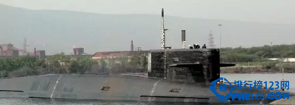 大国舰队在浩瀚的大洋上对决，谁才是真正的王者?海洋与太空一样深邃而不被人类所洞悉!海洋也是人类难以逾越的介质，人类所能大规模活动的水深无法超过800米，而最深的海沟是多深?一万米!核潜艇正是利用了这一介质的隐形杀手，二战德国的U型潜艇曾是大西洋航线上商船的梦魇，日本潜艇也曾给美国人造成重创。诚然航空母舰有着动于九天之上的先机地位，但是水面上的一切，当你遇到足够强大的对手时，都难免会遭遇沉没的噩运。到那个时候核潜艇就是终极绝杀的武士!