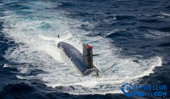 大国舰队在浩瀚的大洋上对决，谁才是真正的王者?海洋与太空一样深邃而不被人类所洞悉!海洋也是人类难以逾越的介质，人类所能大规模活动的水深无法超过800米，而最深的海沟是多深?一万米!核潜艇正是利用了这一介质的隐形杀手，二战德国的U型潜艇曾是大西洋航线上商船的梦魇，日本潜艇也曾给美国人造成重创。诚然航空母舰有着动于九天之上的先机地位，但是水面上的一切，当你遇到足够强大的对手时，都难免会遭遇沉没的噩运。到那个时候核潜艇就是终极绝杀的武士!