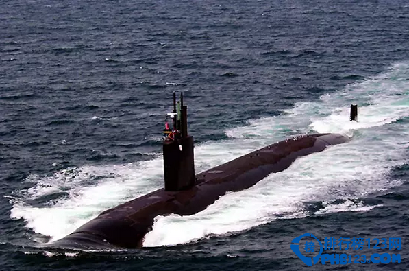 大国舰队在浩瀚的大洋上对决，谁才是真正的王者?海洋与太空一样深邃而不被人类所洞悉!海洋也是人类难以逾越的介质，人类所能大规模活动的水深无法超过800米，而最深的海沟是多深?一万米!核潜艇正是利用了这一介质的隐形杀手，二战德国的U型潜艇曾是大西洋航线上商船的梦魇，日本潜艇也曾给美国人造成重创。诚然航空母舰有着动于九天之上的先机地位，但是水面上的一切，当你遇到足够强大的对手时，都难免会遭遇沉没的噩运。到那个时候核潜艇就是终极绝杀的武士!