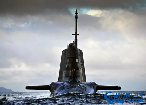 大国舰队在浩瀚的大洋上对决，谁才是真正的王者?海洋与太空一样深邃而不被人类所洞悉!海洋也是人类难以逾越的介质，人类所能大规模活动的水深无法超过800米，而最深的海沟是多深?一万米!核潜艇正是利用了这一介质的隐形杀手，二战德国的U型潜艇曾是大西洋航线上商船的梦魇，日本潜艇也曾给美国人造成重创。诚然航空母舰有着动于九天之上的先机地位，但是水面上的一切，当你遇到足够强大的对手时，都难免会遭遇沉没的噩运。到那个时候核潜艇就是终极绝杀的武士!