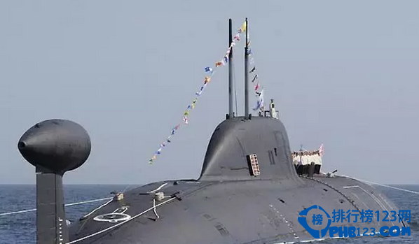 大国舰队在浩瀚的大洋上对决，谁才是真正的王者?海洋与太空一样深邃而不被人类所洞悉!海洋也是人类难以逾越的介质，人类所能大规模活动的水深无法超过800米，而最深的海沟是多深?一万米!核潜艇正是利用了这一介质的隐形杀手，二战德国的U型潜艇曾是大西洋航线上商船的梦魇，日本潜艇也曾给美国人造成重创。诚然航空母舰有着动于九天之上的先机地位，但是水面上的一切，当你遇到足够强大的对手时，都难免会遭遇沉没的噩运。到那个时候核潜艇就是终极绝杀的武士!