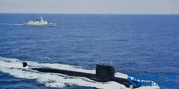 大国舰队在浩瀚的大洋上对决，谁才是真正的王者?海洋与太空一样深邃而不被人类所洞悉!海洋也是人类难以逾越的介质，人类所能大规模活动的水深无法超过800米，而最深的海沟是多深?一万米!核潜艇正是利用了这一介质的隐形杀手，二战德国的U型潜艇曾是大西洋航线上商船的梦魇，日本潜艇也曾给美国人造成重创。诚然航空母舰有着动于九天之上的先机地位，但是水面上的一切，当你遇到足够强大的对手时，都难免会遭遇沉没的噩运。到那个时候核潜艇就是终极绝杀的武士!