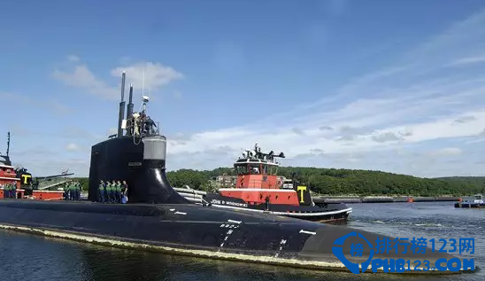 大国舰队在浩瀚的大洋上对决，谁才是真正的王者?海洋与太空一样深邃而不被人类所洞悉!海洋也是人类难以逾越的介质，人类所能大规模活动的水深无法超过800米，而最深的海沟是多深?一万米!核潜艇正是利用了这一介质的隐形杀手，二战德国的U型潜艇曾是大西洋航线上商船的梦魇，日本潜艇也曾给美国人造成重创。诚然航空母舰有着动于九天之上的先机地位，但是水面上的一切，当你遇到足够强大的对手时，都难免会遭遇沉没的噩运。到那个时候核潜艇就是终极绝杀的武士!