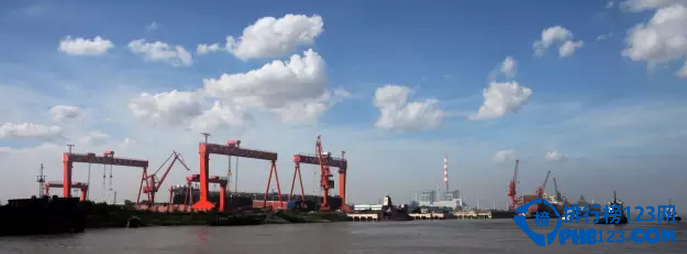 新中国成立以来，我国海军从小到大，从弱到强，根据美国战略研究所的统计，中国海军拥有主战舰艇总共约455 艘，总吨位为1138762 吨，位居世界第三。这些舰艇的中绝大多数来自于祖国大江南北的各个军工船企。排行榜123网的小编就根据各家船厂建造的舰艇情况来为这些军工船企来排排座次。