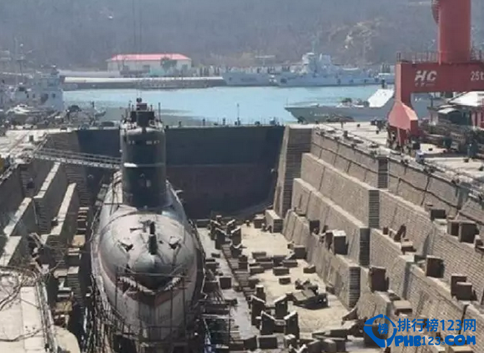 新中国成立以来，我国海军从小到大，从弱到强，根据美国战略研究所的统计，中国海军拥有主战舰艇总共约455 艘，总吨位为1138762 吨，位居世界第三。这些舰艇的中绝大多数来自于祖国大江南北的各个军工船企。排行榜123网的小编就根据各家船厂建造的舰艇情况来为这些军工船企来排排座次。