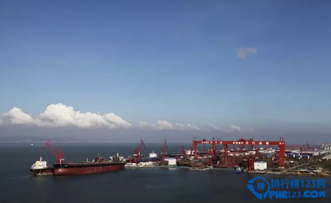 新中国成立以来，我国海军从小到大，从弱到强，根据美国战略研究所的统计，中国海军拥有主战舰艇总共约455 艘，总吨位为1138762 吨，位居世界第三。这些舰艇的中绝大多数来自于祖国大江南北的各个军工船企。排行榜123网的小编就根据各家船厂建造的舰艇情况来为这些军工船企来排排座次。